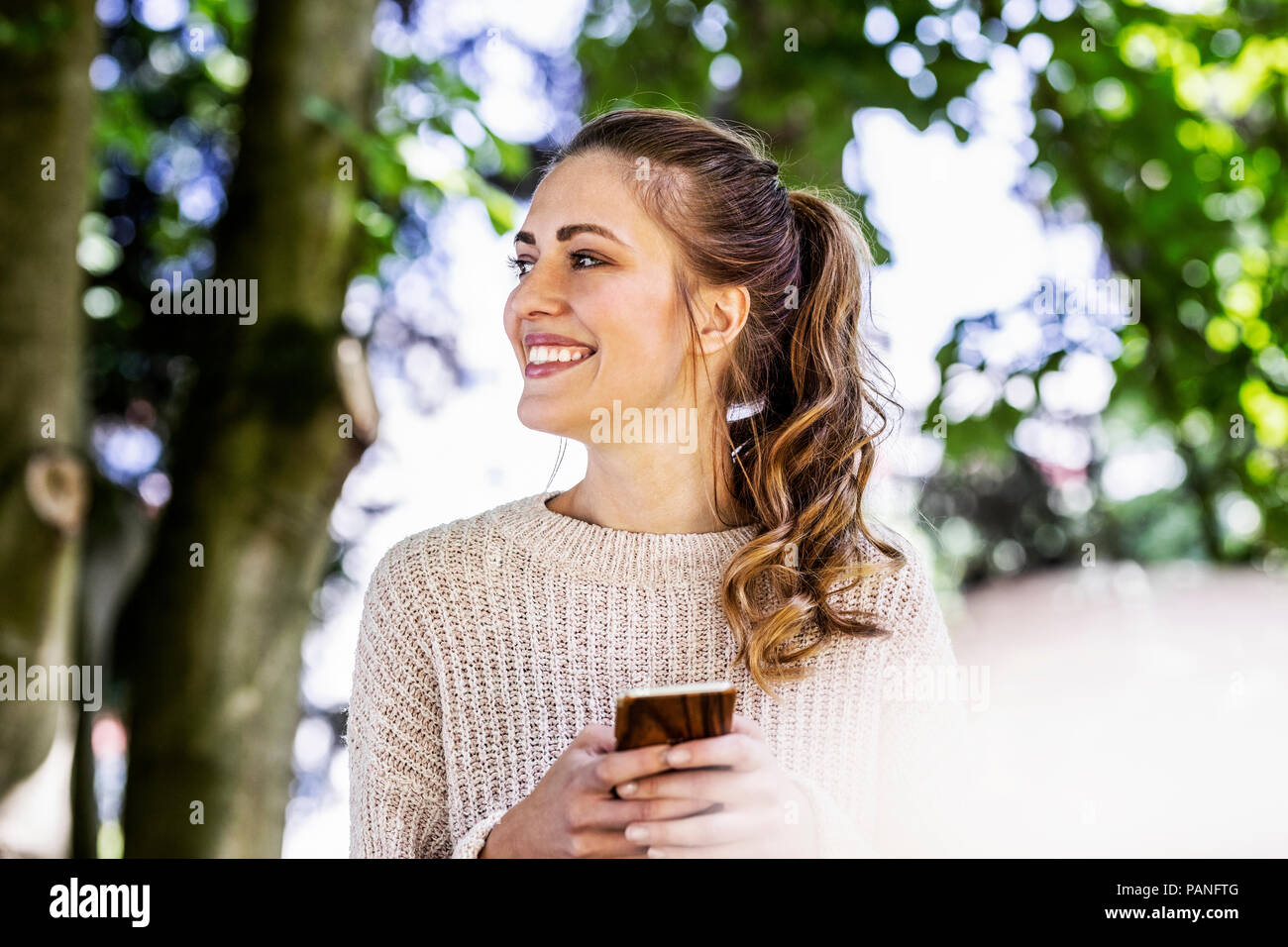 Ritratto di donna felice con un telefono cellulare Foto Stock