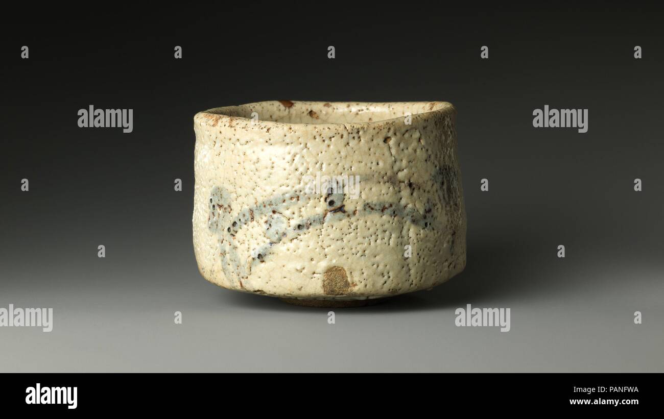 Shino Teabowl con il ponte e la casa, noto come "Ponte delle divinità" (Shinkyo). Cultura: il Giappone. Dimensioni: H. 4 1/8 in. (10,5 cm); Diam. 5 1/2 in. (14 cm). Data: tardo XVI secolo. Shino ware, prodotta a forni di Mino durante il Periodo Momoyama, è caratterizzato dal fatto di comprendere un corpo pesante e grossolana, crackled feldspathic smalto, qualità apprezzata dal maestro del tè Sen No Rikyu (1522-1591). Questo Shino teabowl è stato prodotto prima della introduzione del migliorato multichambered forno di arrampicata (noborigama). Essa è decorata con un semplice design lineare di un ponte e una casa, dipinta in ossido di ferro unde Foto Stock