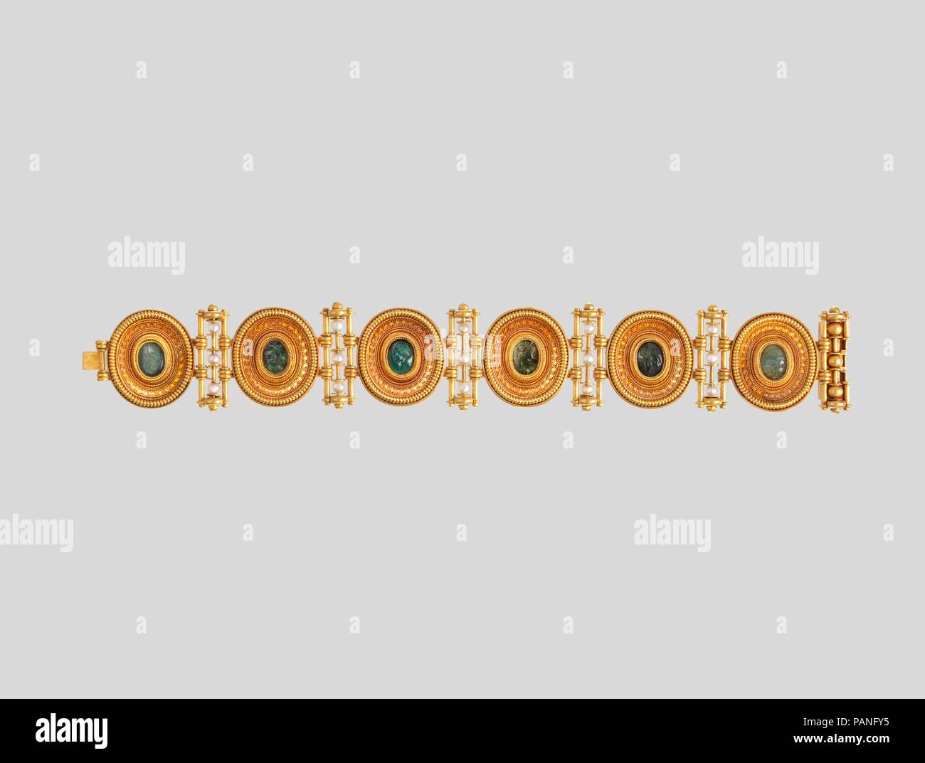 Bracciale. La cultura italiana, Roma. Dimensioni: complessiva (conferma): 1 1/8 x 8 1/8 x 3/16 in. (2,9 x 20,6 x 0,4 cm). Maker: impresa di Castellani. Data: ca. 1860. Questo oggetto e il gruppo a cui appartiene (vedi anche 2014.713.1-.10) riflettono il vivo interesse in stili storici nel diciannovesimo secolo in Europa. Artisti e designers guardato a vari periodi artistici per forme e motivi. Vi era anche un interesse per la riproduzione di opere d'arte di epoche precedenti con accuratezza storica--un approccio che è particolarmente evidente nel gusto per i cosiddetti gioielli archeologici (gioielli basato su exc Foto Stock