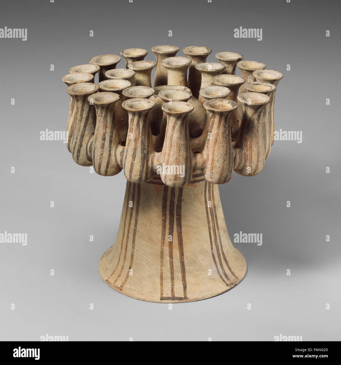 La terracotta kernos (vaso per offerte multiple). Cultura: tradizionale delle Cicladi. Dimensioni: complessivo: 13 5/8 in. (34,6 cm) altri: 14a. (35.5cm). Data: ca. 2300-2200 A.C. Sebbene il kernos è stata utilizzata in maniera molto disparate regioni durante il periodo preistorico, particolarmente impressionanti esempi sono venuti alla luce delle Cicladi, e questo è uno dei più grandiosi conservati. I recipienti conteneva probabilmente prodotti alimentari di vario genere o forse di fiori. Il kernos è stata trovata, insieme con il vaso (2004.363.2) e la caraffa (2004.363.3) visualizzato vicino in questa galleria, nel 1829 in una tomba su Melos da capta Foto Stock