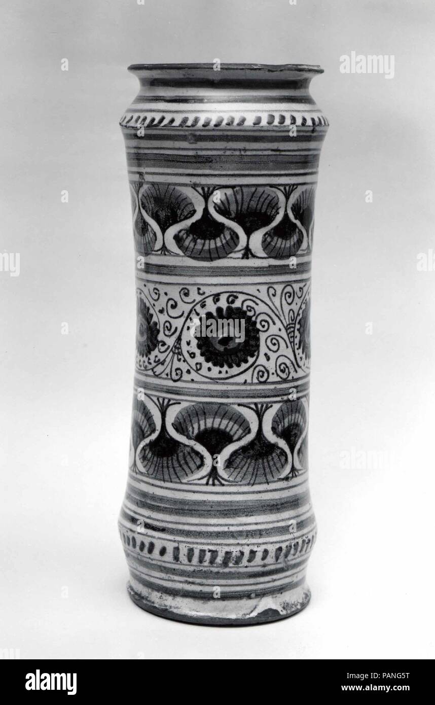 Speziale jar (albarello). La cultura italiana, probabilmente di Faenza. Dimensioni: Altezza: 12 15/16 in. (32.9cm). Data: ca. 1480. Museo: Metropolitan Museum of Art di New York, Stati Uniti d'America. Foto Stock