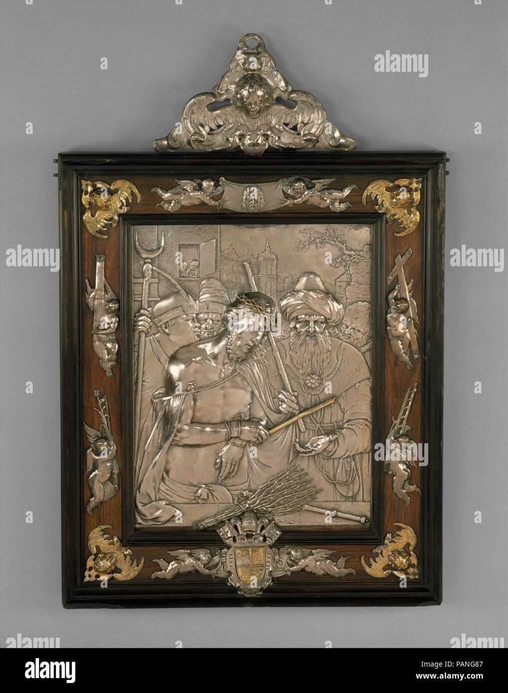 Ecce Homo. Artista: Anonimo, tedesco del xvii secolo. Cultura: tedesco, Augsburg. Dimensioni: complessiva (rilievo solo): H. 7 1/2 x W. 6 5/8 in. (19,1 x 16,8 cm); incorniciato (conferma): H. 17 3/8 x W. 11 3/4 x D. 1 1/2 in. (44.1 x 29.8 x 3.8 cm). Data: fine XVI-inizio XVII secolo. Un dipinto di composizione quasi identica è stato offerto in vendita a Parigi, chiamato 'Ecole Arendonk vers 1580', descritto come pannello di quercia, marcata sulla retromarcia con il marchio del pannello di Anversa-makers' Guild e il marchio del pannello-maker (non identificato). Museo: Metropolitan Museum of Art di New York, Stati Uniti d'America. Foto Stock