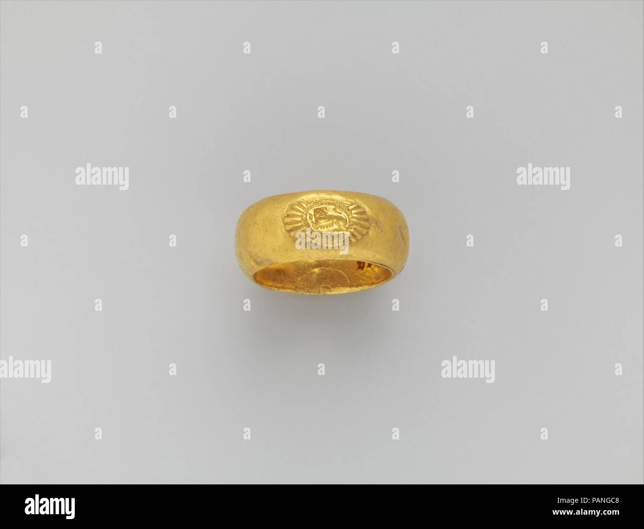 Anello in oro sulla mascherina lion. La cultura etrusca