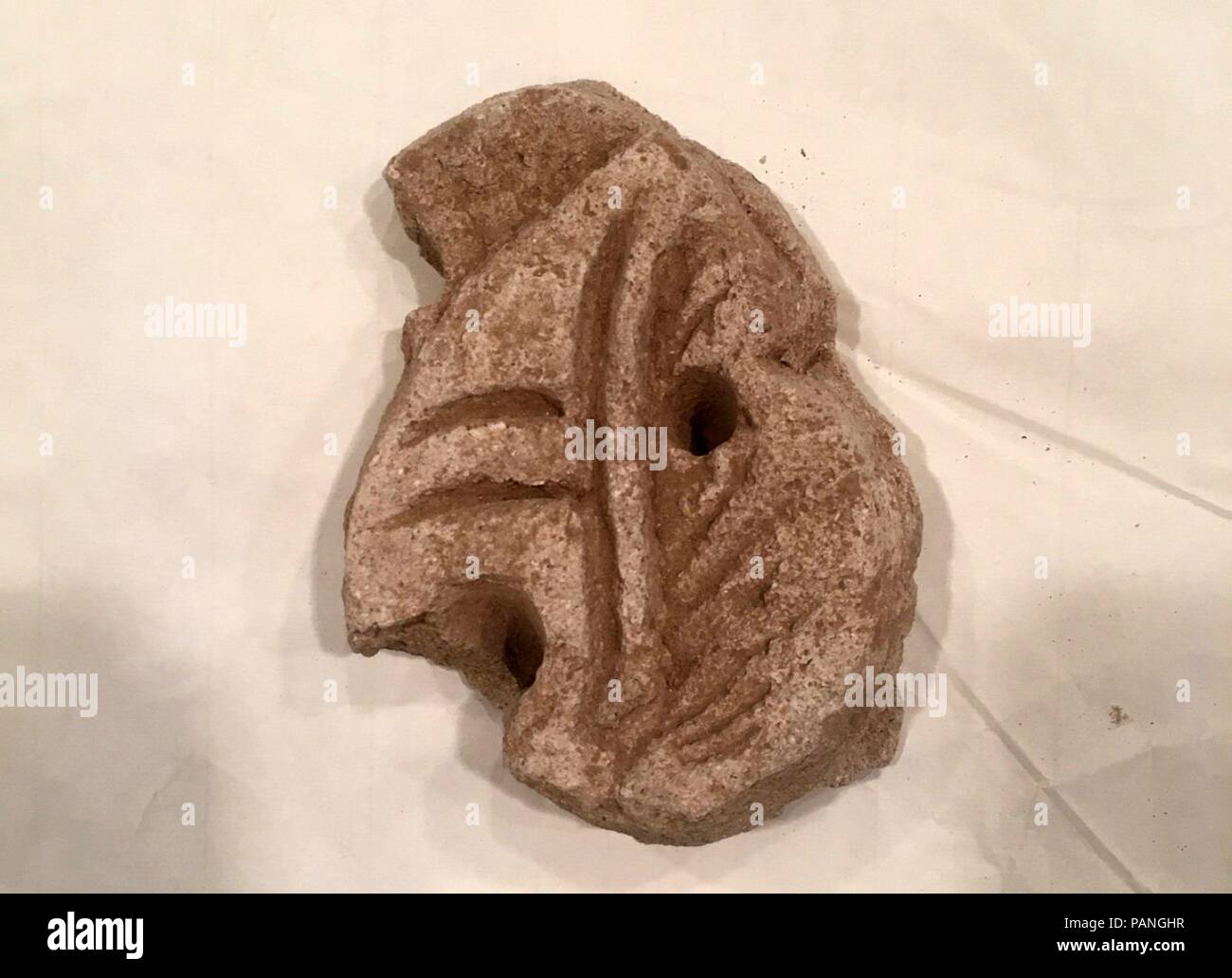 Frammento. Dimensioni: L 11 cm x W 9 x H 3.5. Data: probabilmente 8al XII secolo. Museo: Metropolitan Museum of Art di New York, Stati Uniti d'America. Foto Stock