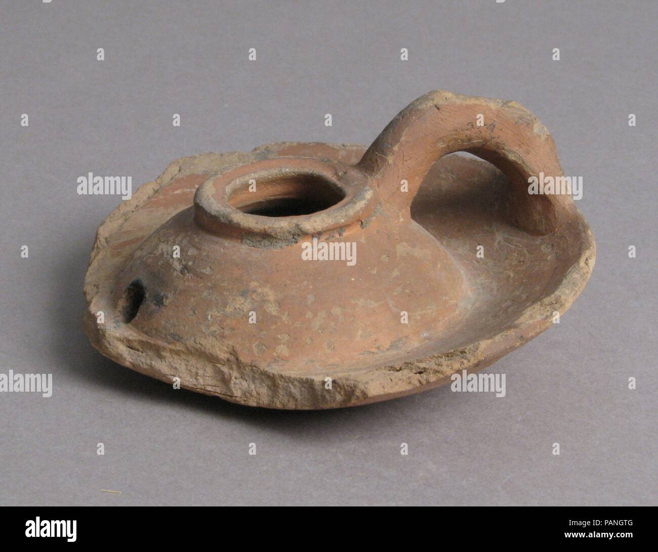 Lampada ad olio. Cultura: copto. Dimensioni: complessivo: 1 15/16 x 4 5/8 x 3 13/16 in. (4,9 x 11,7 x 9,7 cm). Data: 4-VII secolo. Museo: Metropolitan Museum of Art di New York, Stati Uniti d'America. Foto Stock Lampada ad olio. Cultura: copto. Dimensioni: complessivo: 1 15/16 x 4 5/8 x 3 13/16 in. (4,9 x 11,7 x 9,7 cm). Data: 4-VII secolo. Museo: Metropolitan Museum of Art di New York, Stati Uniti d'America. Foto Stock
