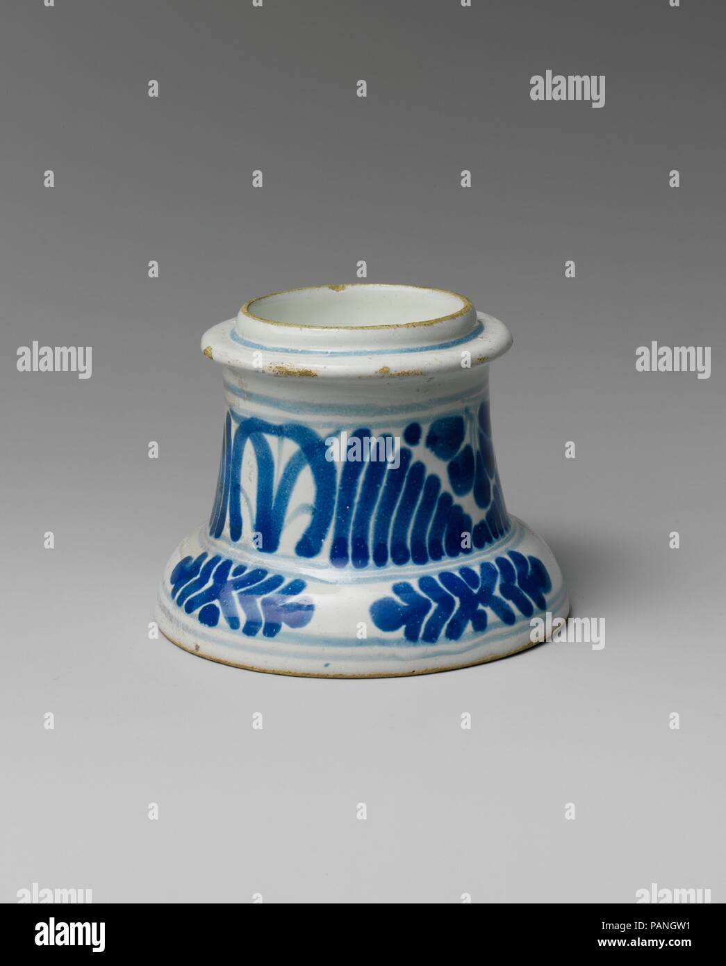 Saltcellar. Cultura: messicana. Dimensioni: H. 2 3/4 in. (7 cm). Data: ca. 1825. Museo: Metropolitan Museum of Art di New York, Stati Uniti d'America. Foto Stock