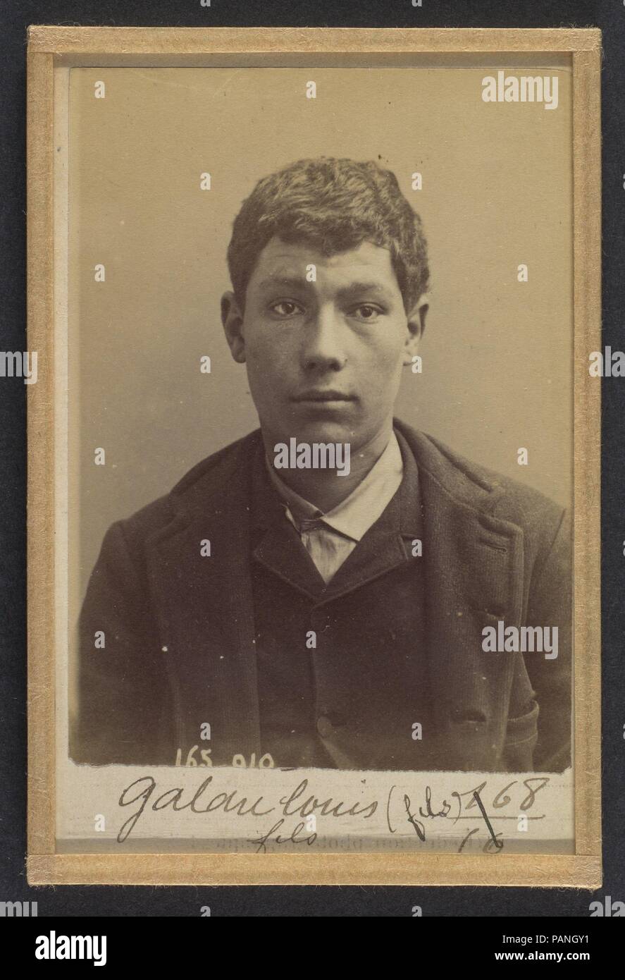 Galau. Charles. 18 ans, né à Nogent s/Marne (Seine). Charron. Cris séditieux. Anarchiste. 21/2/91. Artista: Alphonse Bertillon (Francese, 1853-1914). Dimensioni: 10,5 x 7 x 0,5 cm (4 1/8 x 2 3/4 x 3/16 in.). Data: 1891. Nato in una famiglia di illustri scienziati e studiosi di statistica, Bertillon ha iniziato la sua carriera come un impiegato dell'Ufficio di identificazione della Parigi Prefettura di Polizia nel 1879. Con il compito di mantenere affidabile di polizia record dei trasgressori, ha sviluppato il primo sistema moderno di identificazione criminale. Il sistema, che divenne noto come Bertillonage, aveva tre componenti: anth Foto Stock