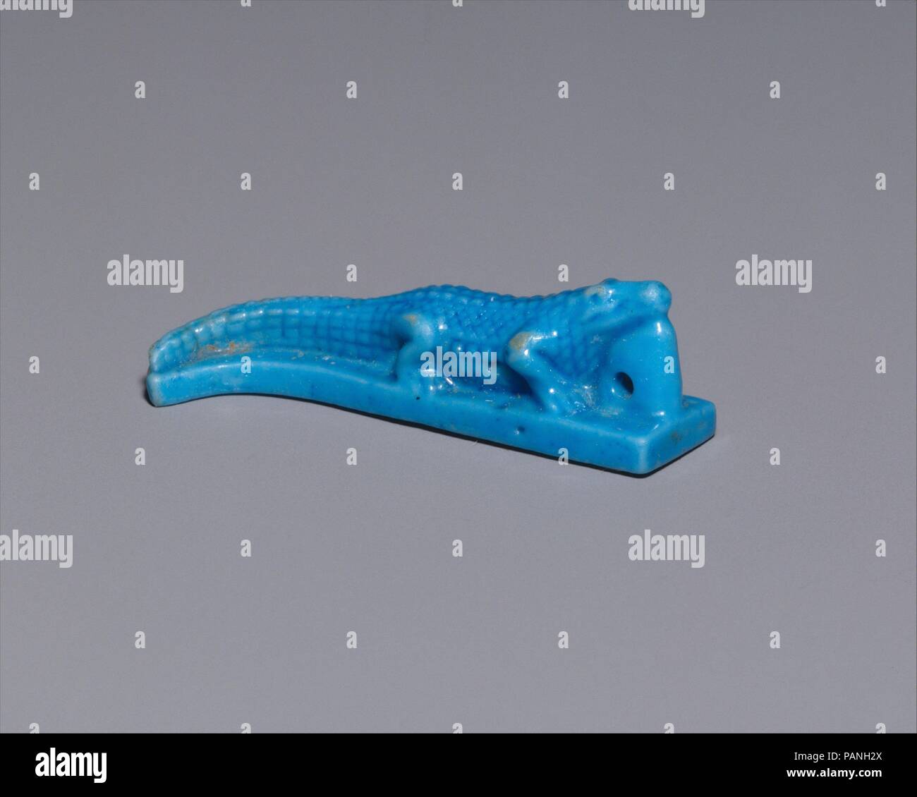 Crocodile amuleto. Dimensioni: H. 1.1 cm (7/16 in.); W. 1,5 cm (9/16 in.); L. 3.9 cm (1 9/16 in.). Data: 304-247 A.C. I coccodrilli sono animali pericolosi, ma Sobek, probabilmente la divinità raffigurata in questo amuleto, era una benefica acqua divinità. Il Nilo rilascio da il suo sudore ha reso la valle, produttivo e come un dio della fertilità era legata al mito che circonda la rinascita nell'aldilà. La qualità di questo pezzo suggerisce che esso era un tempio che offre. Museo: Metropolitan Museum of Art di New York, Stati Uniti d'America. Foto Stock