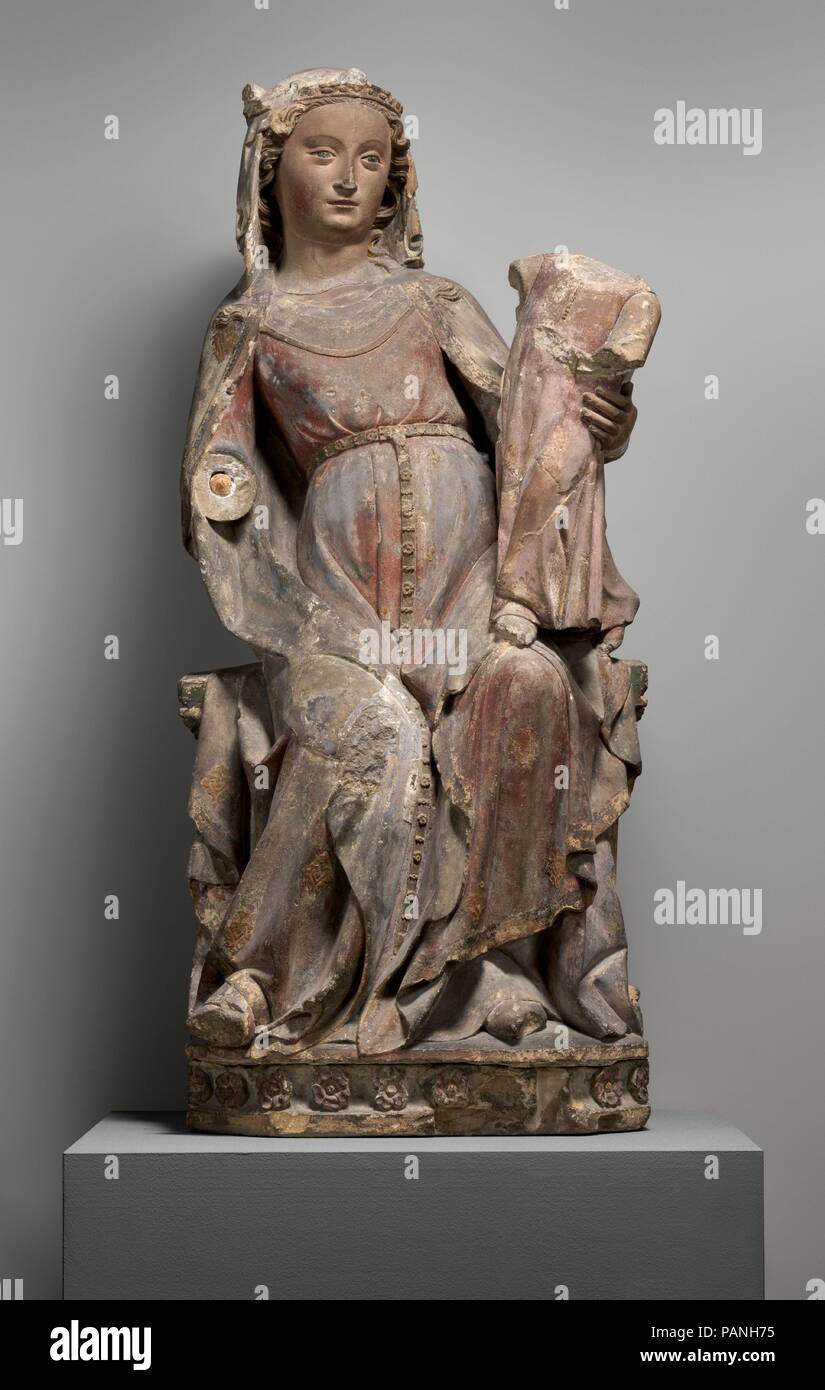 Madonna e Bambino. Cultura: francese. Dimensioni: complessivo: 48 1/2 x 21 x 14 in. (123,2 x 53,3 x 35,6 cm). Data: ca. 1300-1330. Regally in trono e incoronata come la Regina del Cielo, la Vergine Maria indossa abbigliamento contemporaneo delle classi dei nobili. Il suo manto simula brocade con una fodera di pelliccia e dorato frontiere modellato, e il suo tappeto è posizionato in alto sul corpetto seguendo la moda del tempo. La scultura può essere stato visualizzato in una cappella del castello, una chiesa parrocchiale o un ospedale. Museo: Metropolitan Museum of Art di New York, Stati Uniti d'America. Foto Stock