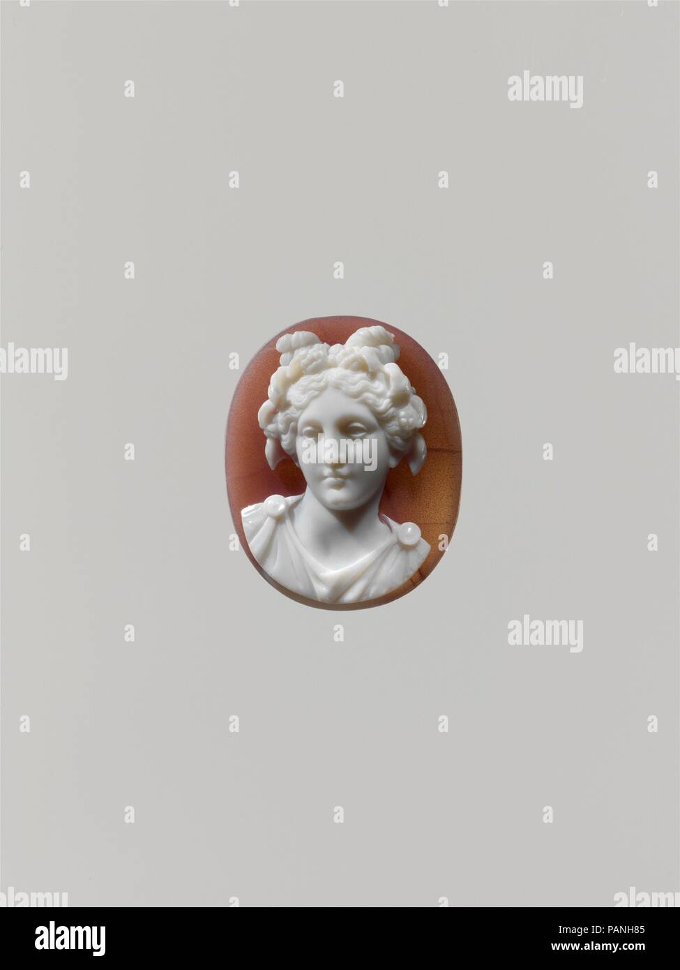 Thalia. Artista: Giuseppe Girometti (Italiano, Roma Roma 1780-1851). La cultura italiana, Roma. Dimensioni: complessiva (conferma): 1 1/8 x 7/8 in. (2,8 x 2,3 cm); 28,4 x 22,8 x 9,5 mm. Data: secondo quarto del XIX secolo. Cameo ribadisce la testa di una antica statua in marmo di Thalia, la musa della commedia, nei Musei Vaticani" Sala delle Muse. Museo: Metropolitan Museum of Art di New York, Stati Uniti d'America. Foto Stock