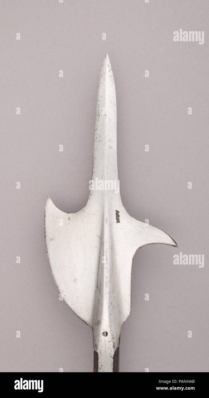 Alabarda. Cultura: Svizzera. Dimensioni: L. 77 3/8 in. (196,5 cm); L. di testa 17 1/2 in. (44,4 cm); W. 8. (20,3 cm); Wt. 4 lbs. 12 oz. (2150 g). Data: all inizio del XV secolo. Museo: Metropolitan Museum of Art di New York, Stati Uniti d'America. Foto Stock