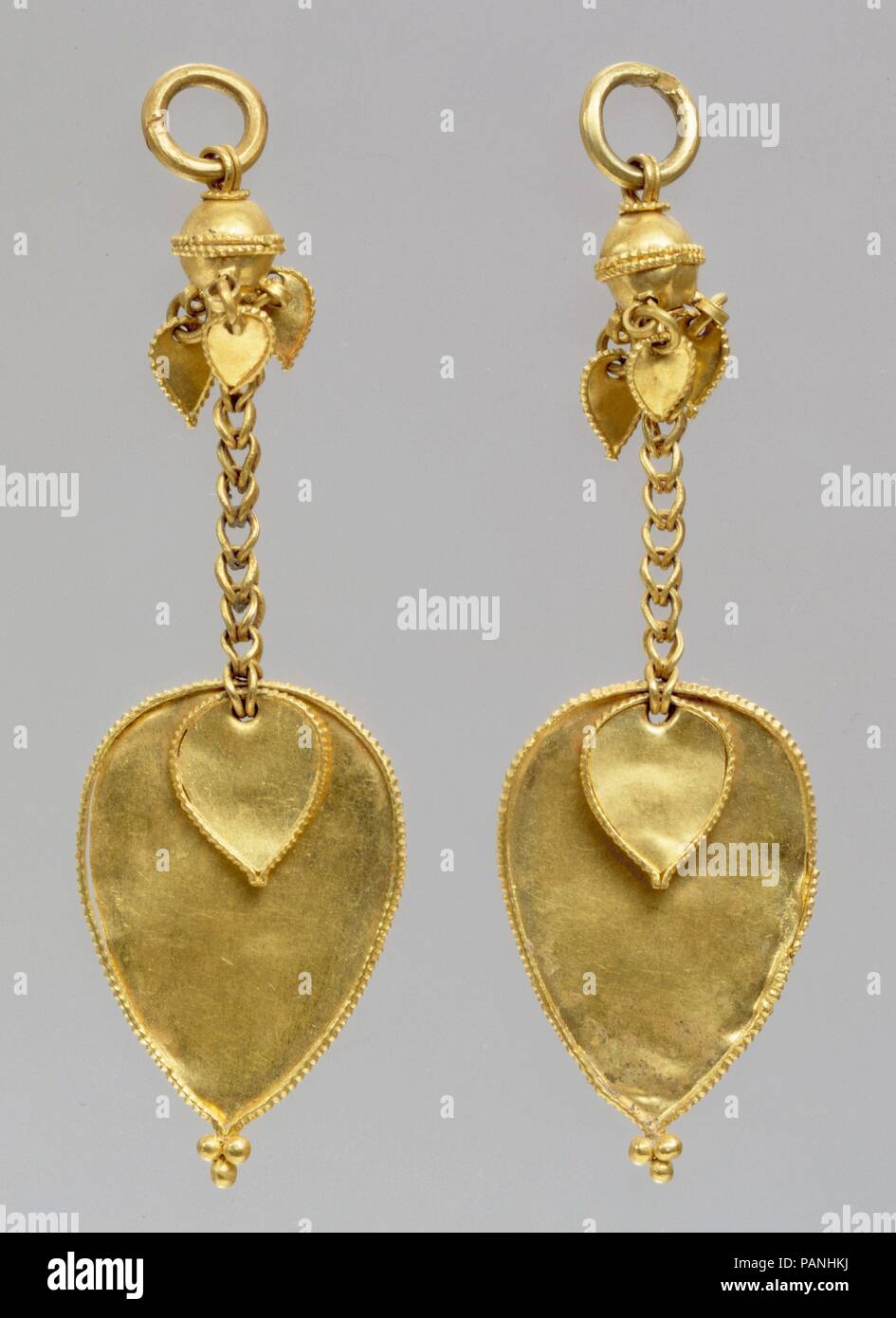 Orecchini (uno di una coppia). Cultura: la Corea. Dimensioni: L. 3 3/4 in. (9,5 cm); W. 1 1/8 in. (2.9 cm). Data: Silla unito, inizi del VI secolo. La bellezza e la sofisticata artigianalità di questi orecchini d'oro--e degli ornamenti personali trovati nelle tombe di Silla e Gaya elite generalmente--attestano la stima a loro conferita da entrambi patrono e artigianale. Museo: Metropolitan Museum of Art di New York, Stati Uniti d'America. Foto Stock
