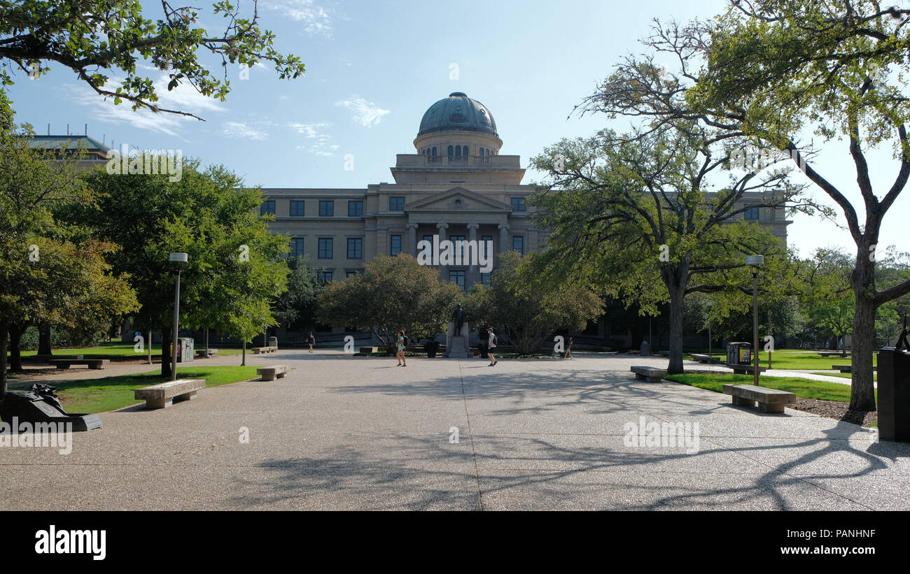 Edificio accademico e Plaza presso il campus della Texas A&M University College Station, Texas, Stati Uniti. Foto Stock