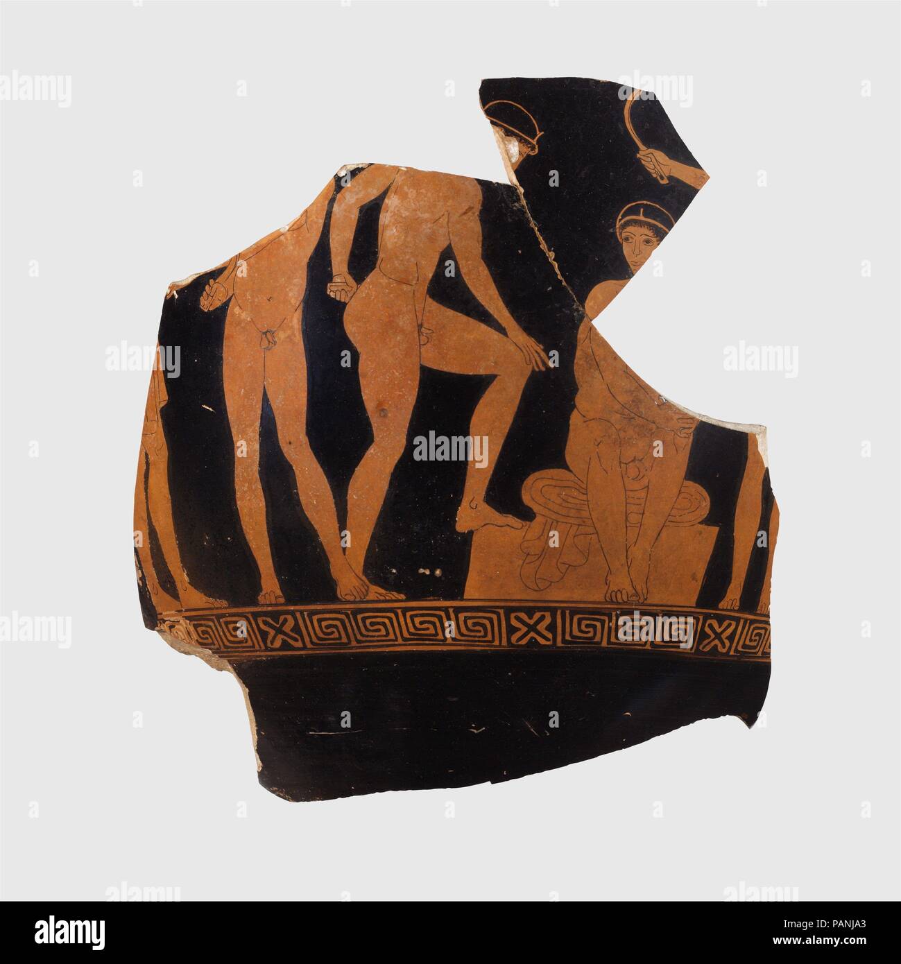 Frammento di una campana di terracotta-Crater (ciotola per la miscelazione di vino e acqua). Cultura: greco, soffitta. Dimensioni: complessivo: 11 1/4 x 9 3/8 in. (28,6 x 23,8 cm). Data: ca. 450-440 A.C. Cinque gli atleti i nomi delle figure erano iscritte. Quelli conservati sono Megakles e Euthykles. Rappresentazioni di atleti accordata agli artisti la possibilità di rappresentare il corpo umano in diverse pose. Da notare qui è la faccia frontale, il che suggerisce un interesse nel trasporto non solo l'aspetto fisico ma anche uno stato di essere. Museo: Metropolitan Museum of Art di New York, Stati Uniti d'America. Foto Stock