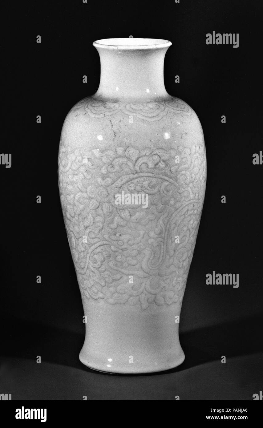 Vaso. Cultura: la Cina. Dimensioni: H. 7 3/4 in. (19,7 cm); Diam. 3 9/16 in. (9 cm). Museo: Metropolitan Museum of Art di New York, Stati Uniti d'America. Foto Stock