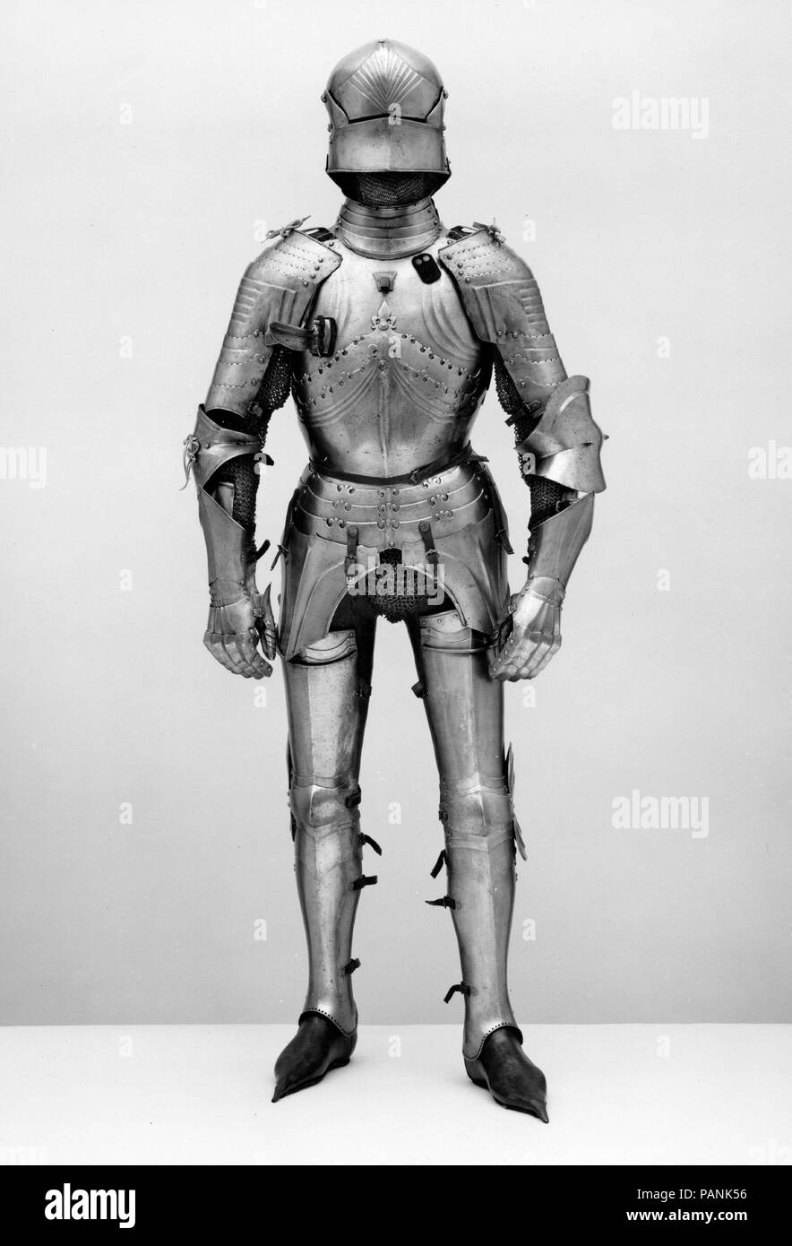 Composto Armor. Cultura: Europeo, Italia, Spagna e Germania. Dimensioni: Wt. ca. 40 lb. (18,14 kg); 29.156.66g (tasset); H. 9 1/16 in. (23 cm); W. 9 1/16 in. (23 cm); D. 1 7/8 in. (4,8 cm); Wt. 9.3 oz. (263.7 g); 29.156.66l (gomito destro in difesa); H. 8 3/16 in. (20,8 cm); W. 4 3/8 in. (11,1 cm); D. 8 1/2 in. (21,6 cm); Wt. 15,7 oz. (445.1 g); 29.156.66q (leg difesa); H. 20 a. (50,8 cm); W. 6 7/16 in. (16,4 cm); D. 8 1/4 in. (21 cm); Wt. 4 lb. 3.9 oz. 1924.9 (g); 29.156.66s (greave); H. 15 1/4 in. (38,7 cm); W. 5. (12,7 cm); D. 5 7/8 in. (14,9 cm); Wt. 2 lb. 9 oz. 1162.3 (g). Data: ca. Foto Stock