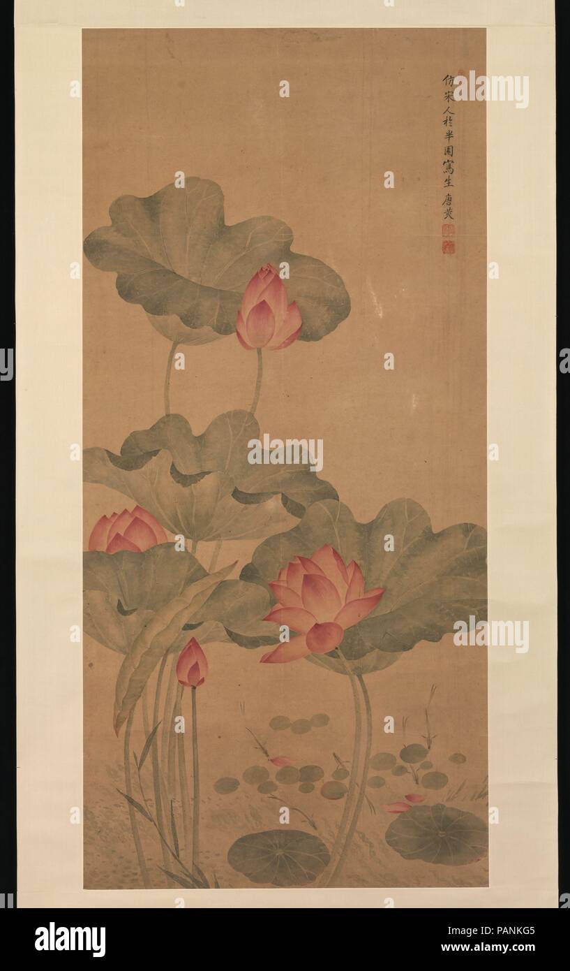 Red Lotus e pesce. Artista: codolo Guang (Cinese, ca. 1670-1690). Cultura: la Cina. Dimensioni: Immagine: 48 1/2 × 22 7/8 in. (123,2 × 58,1 cm) complessivamente con il montaggio: 88 5/8 × 30 1/2 in. (225,1 × 77,5 cm) in generale con le manopole: 88 5/8 × 34 1/4 in. (225,1 × 87 cm). Questa grande appendere la pittura di scorrimento pone lo spettatore a bordo di un laghetto di loto all'altezza dell'estate. Fiori di loto tratto skyward dall'acqua sulle loro ancora più improbabile steli sottili e alcuni in piena fioritura, alcuni ancora avvolto strettamente. Intorno a loro, enorme, verde pesante lotus lascia prevedere un contrappunto a il rosa e il rosso dei fiori. Foto Stock