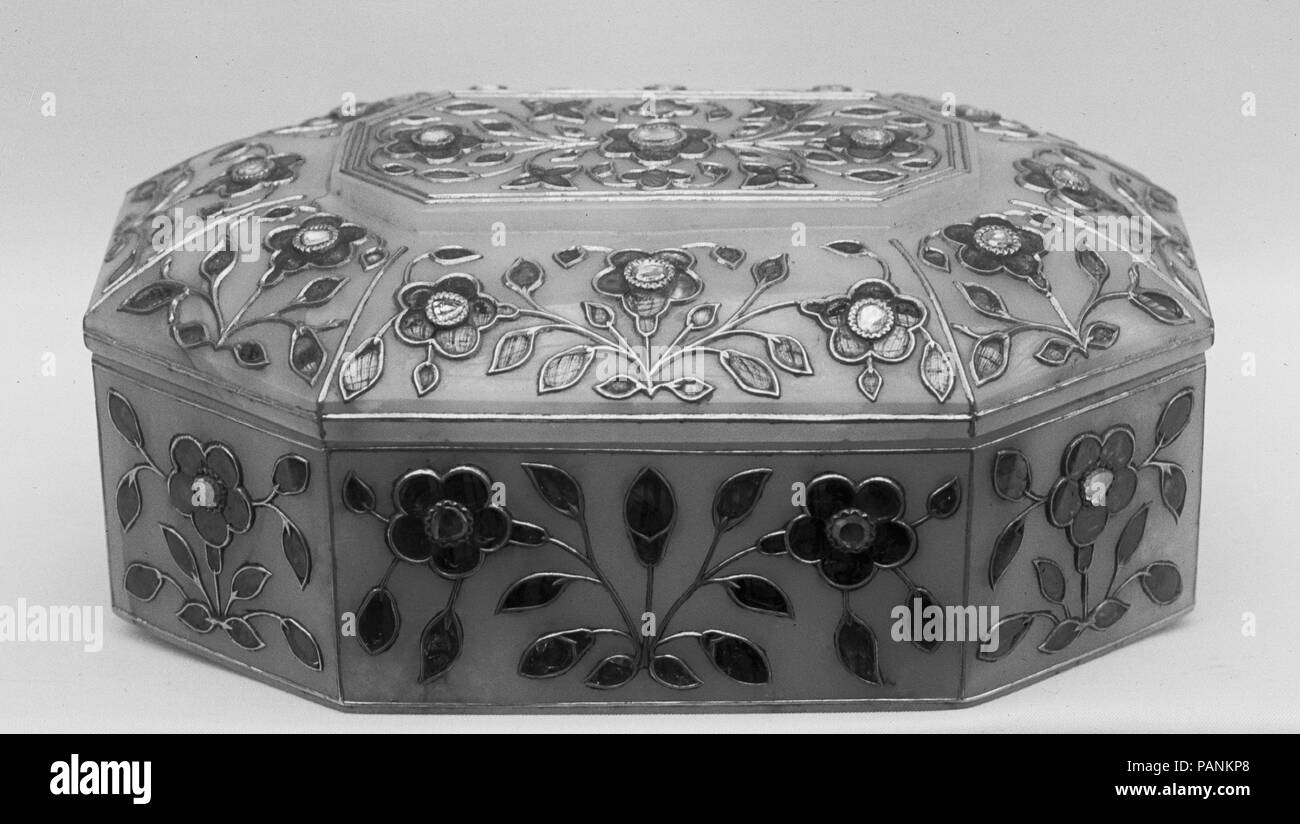Scatola con coperchio. Cultura: India. Dimensioni: H. 2 1/4 in. (5.7 cm); W. 5 3/8 in. (13,7 cm); D. 3 5/8 in. (9.2 cm). Data: XVIII-XIX secolo. Museo: Metropolitan Museum of Art di New York, Stati Uniti d'America. Foto Stock