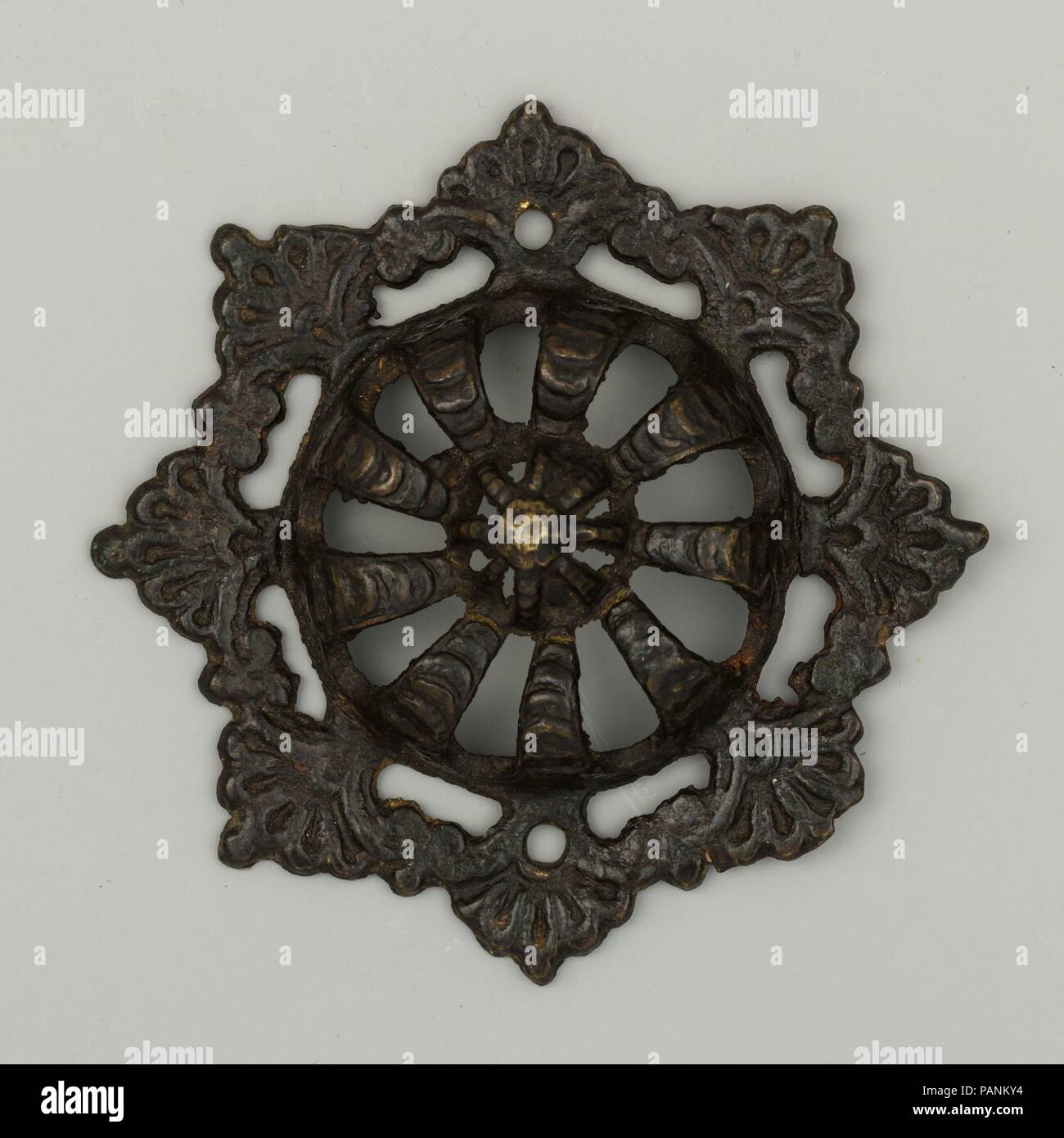 Il Boss di bit. Cultura: probabilmente Netherlandish. Dimensioni: diam. 3 3/16 in. (8.1 cm); Wt. 2.5 oz. (72 g). Data: prima metà del XVII secolo. Il centro a cupola di questo boss ornamentali è adornata con nervature radianti in openwork, circondata da un cerchio composto da un fregio di palmettes. Questo oggetto appartiene ad un grande gruppo di borchie utilizzando una serie di cerchi e centri combinate in modi diversi. Il centro esatto della produzione di queste borchie è ancora poco chiaro. Se i motivi utilizzati sono italiano, la scala di produzione e il processo di combinare una serie di cerchi e centro ricorda contemporanea pratica Tedesco Foto Stock