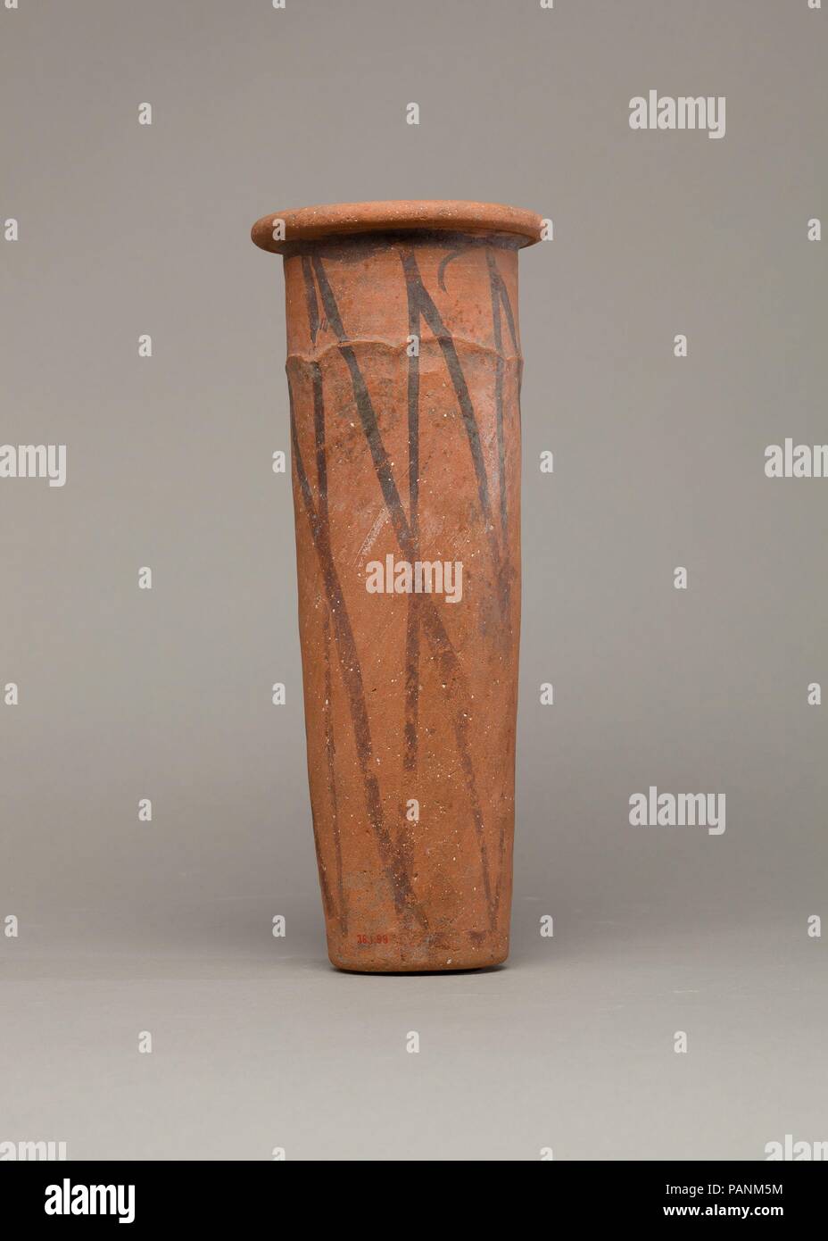 Ondulazione-gestite con vaso a tratteggio incrociato design. Dimensioni: h. 30 cm (11 13/16 in.). Data: ca. 4500-4000 A.C. (?). Museo: Metropolitan Museum of Art di New York, Stati Uniti d'America. Foto Stock