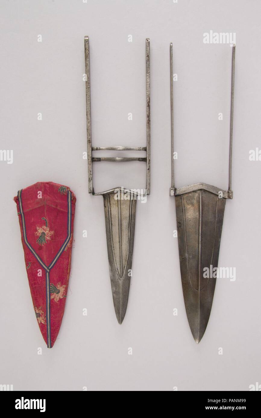 Pugnale (Katar) con guaina. Cultura: Indiano. Dimensioni: L. con guaina 17 3/16 in. (43,7 cm); L. senza guaina 16 3/16 in. (41,1 cm); W. 3 7/16 in. (8,7 cm); Wt. 14,4 oz. (408,2 g); peso di guaina 1.2 oz. (34 g); piccolo pugnale (b); L. 15 5/8 in. (39,7 cm); W. 3 1/2 in. (8,9 cm); Wt. 10.6 oz. (300.5 g). Data: XVIII-XIX secolo. Museo: Metropolitan Museum of Art di New York, Stati Uniti d'America. Foto Stock