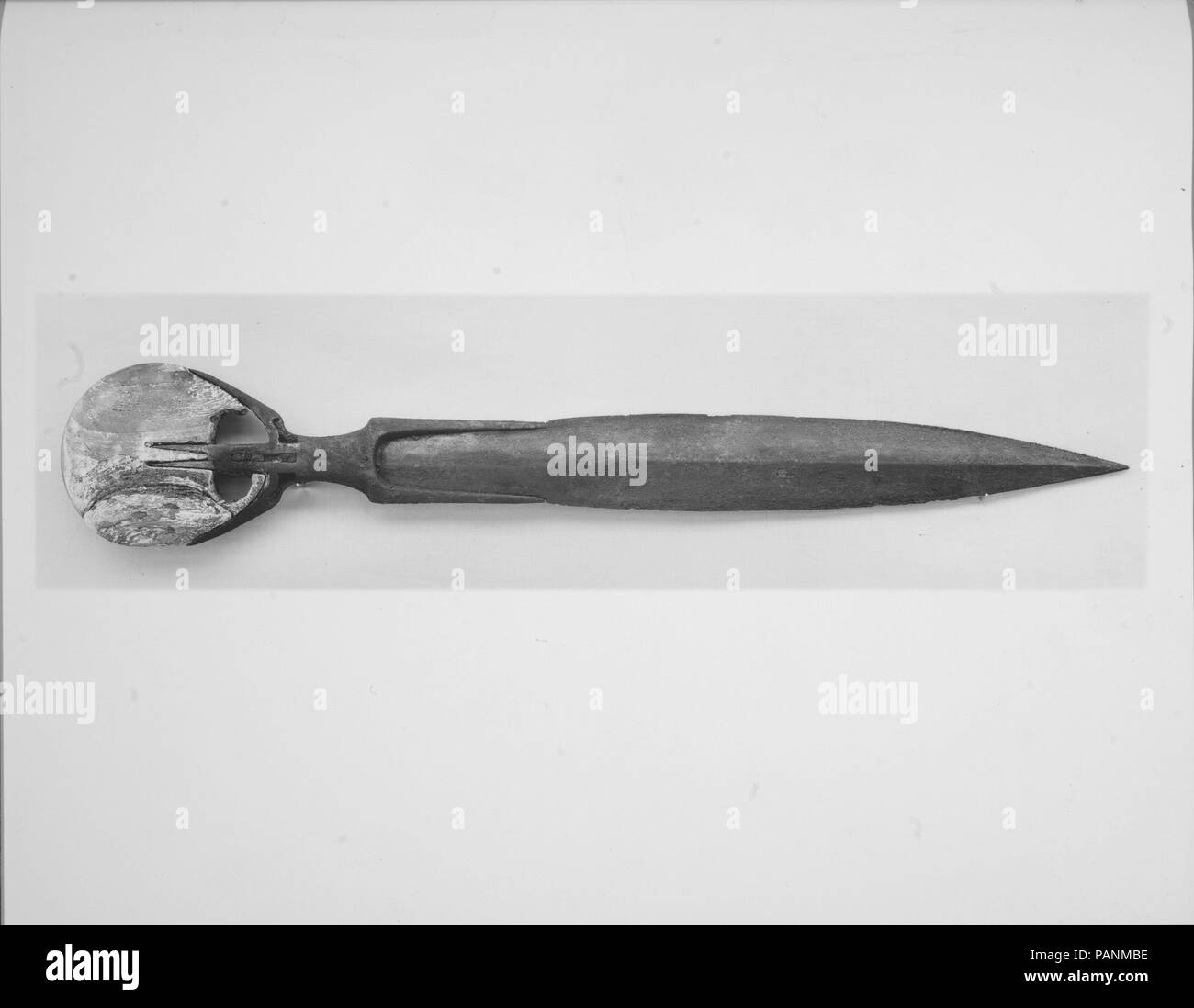 Pugnale. Dimensioni: l. 38 cm (14 15/16 in.). Dynasty: Dynasty 18. Data: ca. 1550-1295 A.C. Museo: Metropolitan Museum of Art di New York, Stati Uniti d'America. Foto Stock