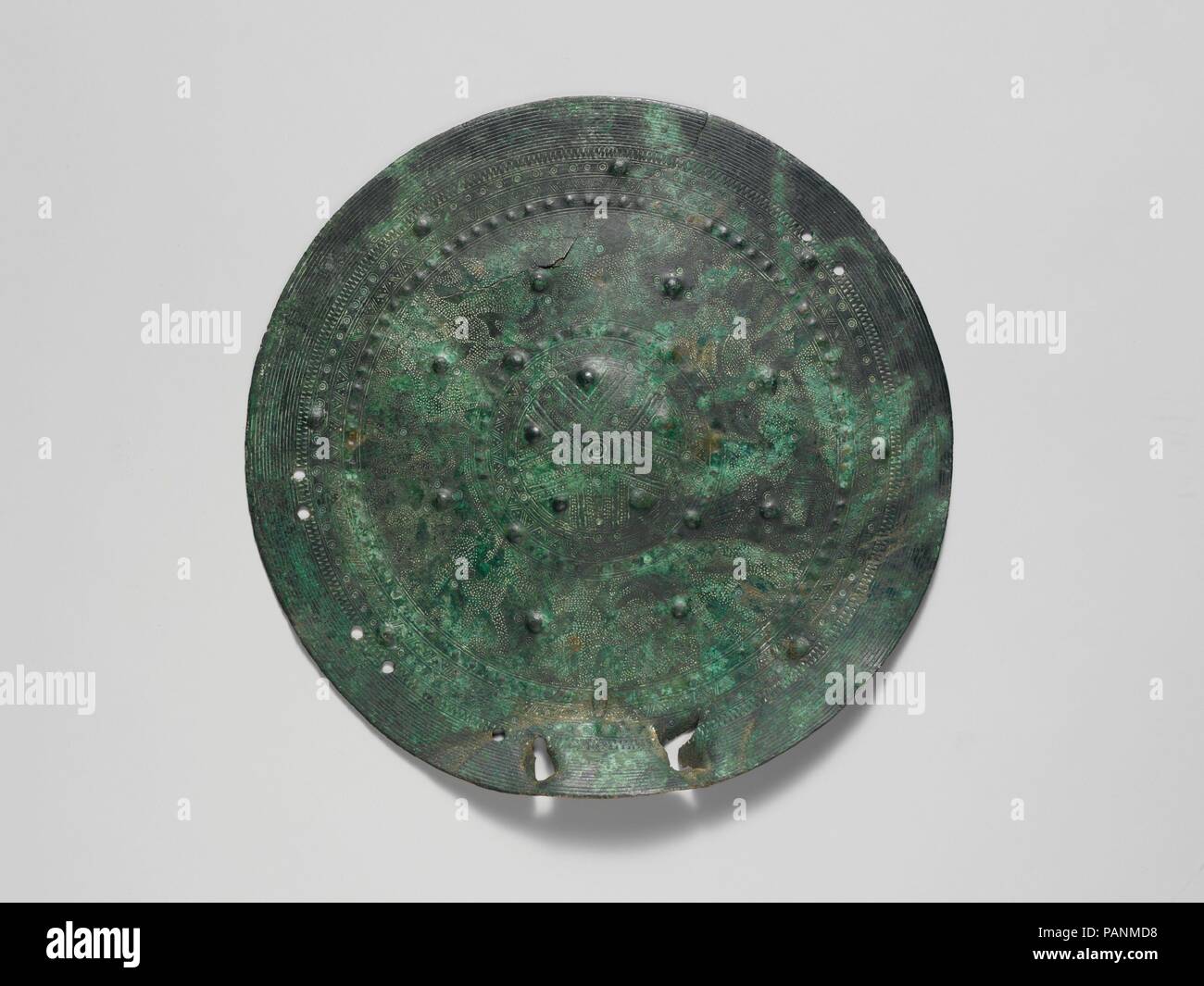 Scudo in bronzo boss. La cultura etrusca. Dimensioni: diametro 9 1/8a. (23.2cm). Data: VII secolo A.C. Convessa dischi di bronzo, spesso con punzonato o incisa ornamento, erano spesso attaccato al legno, cuoio, o scudi di bronzo. Molti degli scudi trovata nel settimo secolo A.C. Italic e gli Etruschi le tombe a camera sono state fatte per il cerimoniale o scopi funerari; essi erano troppo fragili per avere avuto qualsiasi uso pratico in combattimento. Museo: Metropolitan Museum of Art di New York, Stati Uniti d'America. Foto Stock