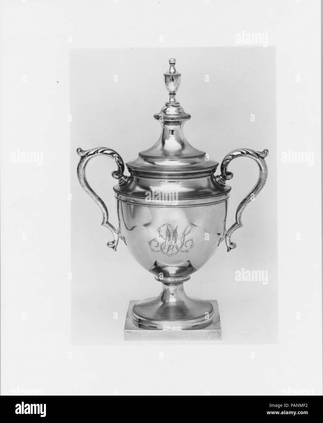 Sugar Bowl. Cultura: American. Dimensioni: complessivo: 11 3/4 x 8 3/16 in. (29,8 x 20,8 cm); 35 oz. 13 dwt. 1108.7 (g) piedi: 4 1/4 x 4 1/4 in. (10,8 x 10,8 cm) corpo: H. 8. (20,3 cm); 28 oz. 13 dwt. (890.9 g) Copertura: 4 11/16 x 3 7/8 in. (11,9 x 9,8 cm); 7 oz. (217.8 g). Data: ca. 1810. Museo: Metropolitan Museum of Art di New York, Stati Uniti d'America. Foto Stock