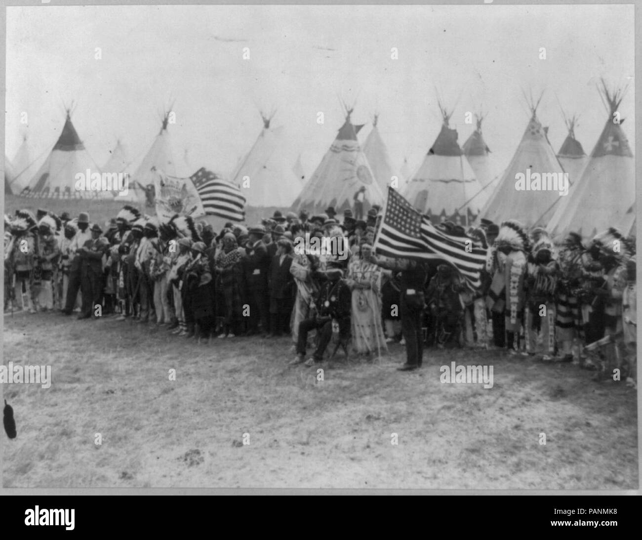 Una sezione dell'anello di indiani di 20 nazioni che si sono riuniti intorno al polo di bandiera per la bandiera cerimonia di sollevamento sul sito della vecchia fortezza europea Foto Stock