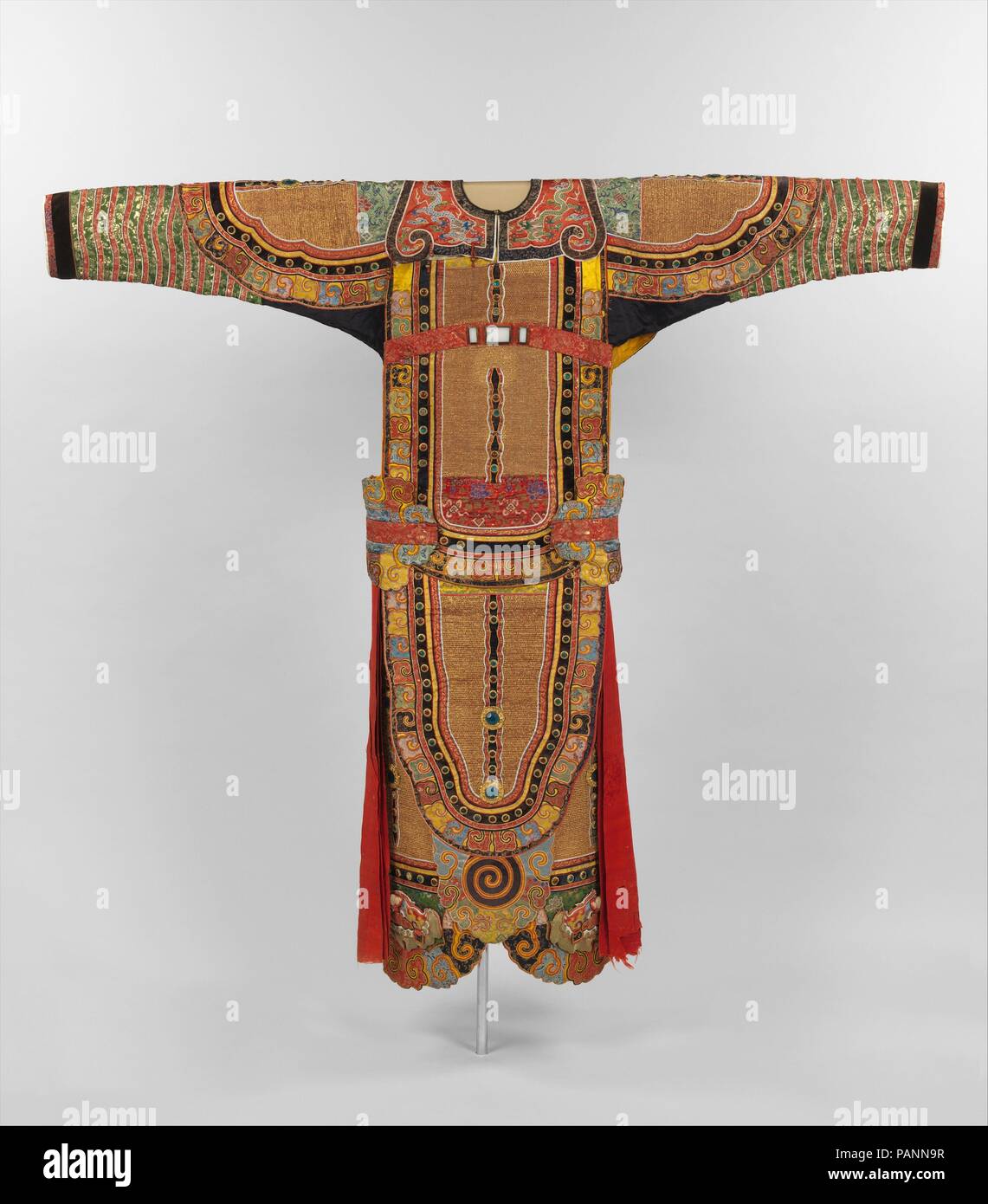 Costume teatrale per il ruolo di un guerriero. Cultura: la Cina. Dimensioni: in generale (a): 59 5/8 x 68 3/4 in. (151.4 x 174.6 cm) in generale (b): 37 1/2 x 35 in. (95,3 x 88,9 cm). Data: XVIII secolo. Questo costume è per il ruolo di una personalità di alto rango guerriero. Un quasi identico costume è nella corte Qing collezione di costumi teatrali in il Museo del Palazzo Imperiale di Pechino. Museo: Metropolitan Museum of Art di New York, Stati Uniti d'America. Foto Stock