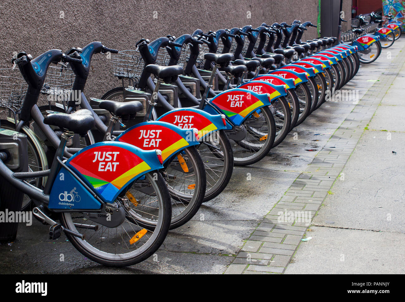 Il 20 luglio 2018 uno stand di noleggio biciclette Push con il logo sponsor nel centro della città di Dublino. Queste biciclette sono parte di una salute e consapevolezza ambientale Foto Stock