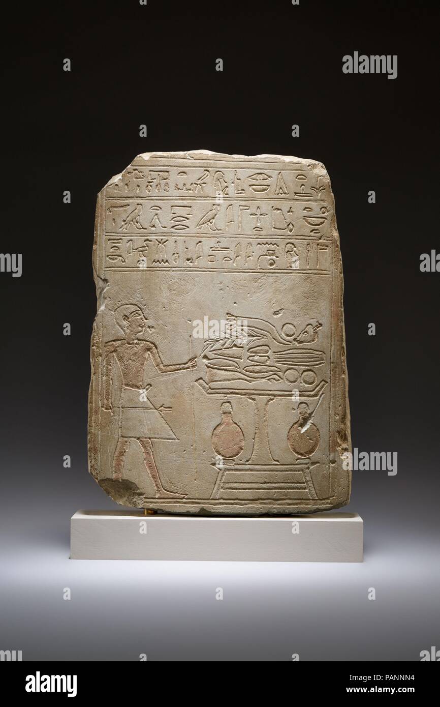 Stela di Hetepi. Dimensioni: H. 34,3 × larg. 24,7 × D. 6.2 cm (13 1/2 × 9 × 3/4 2 7/16 in.). Dynasty: early Dynasty 12. Data: ca. 1981-1917 A.C. La stele rettangolare appartiene a un uomo di nome Hetepi, nato Sitishtek. Il suo pelo è corto e si è mostrato che indossa un kilt bianco con un triangolo sul pannello anteriore. Hetepi stand con un lungo bastone in una mano e un personale più brevi nell'altro. Davanti a lui è un rack di supporto di un tavolo e due colli vasi globulari. Vari tagli di carne, come pure le verdure e pani, sono disposte al di sopra della parte superiore della tavola con bordo rialzato. Museo: Metropolitan Museu Foto Stock