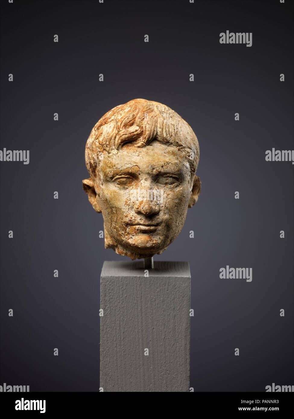 Avorio testa ritratto dell'imperatore Augusto. Cultura: Romano. Dimensioni: H. 1 9/16 in. (4 cm). Data: ca. 27 A.C.-A.D. 14. In aggiunta alla vita-dimensionato di statue in bronzo e marmo, piccoli ritratti di Augusto sono state diffuse sulle monete, gemme, medaglioni di vetro e statuette in vari media. Questa testa appartiene a una di tali statuetta, intagliato durante l'imperatore della durata. Un altro prezioso e su piccola scala, testa verticale, che è fatta di faience, è esposta nel museo di gallerie egiziano. Museo: Metropolitan Museum of Art di New York, Stati Uniti d'America. Foto Stock