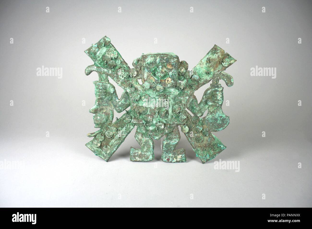 La figura ornamento. Cultura: Moche (Loma Negra). Dimensioni: H x W: 9 7/16 x 11a. (24 x 28cm). Data: 390-450. Museo: Metropolitan Museum of Art di New York, Stati Uniti d'America. Foto Stock