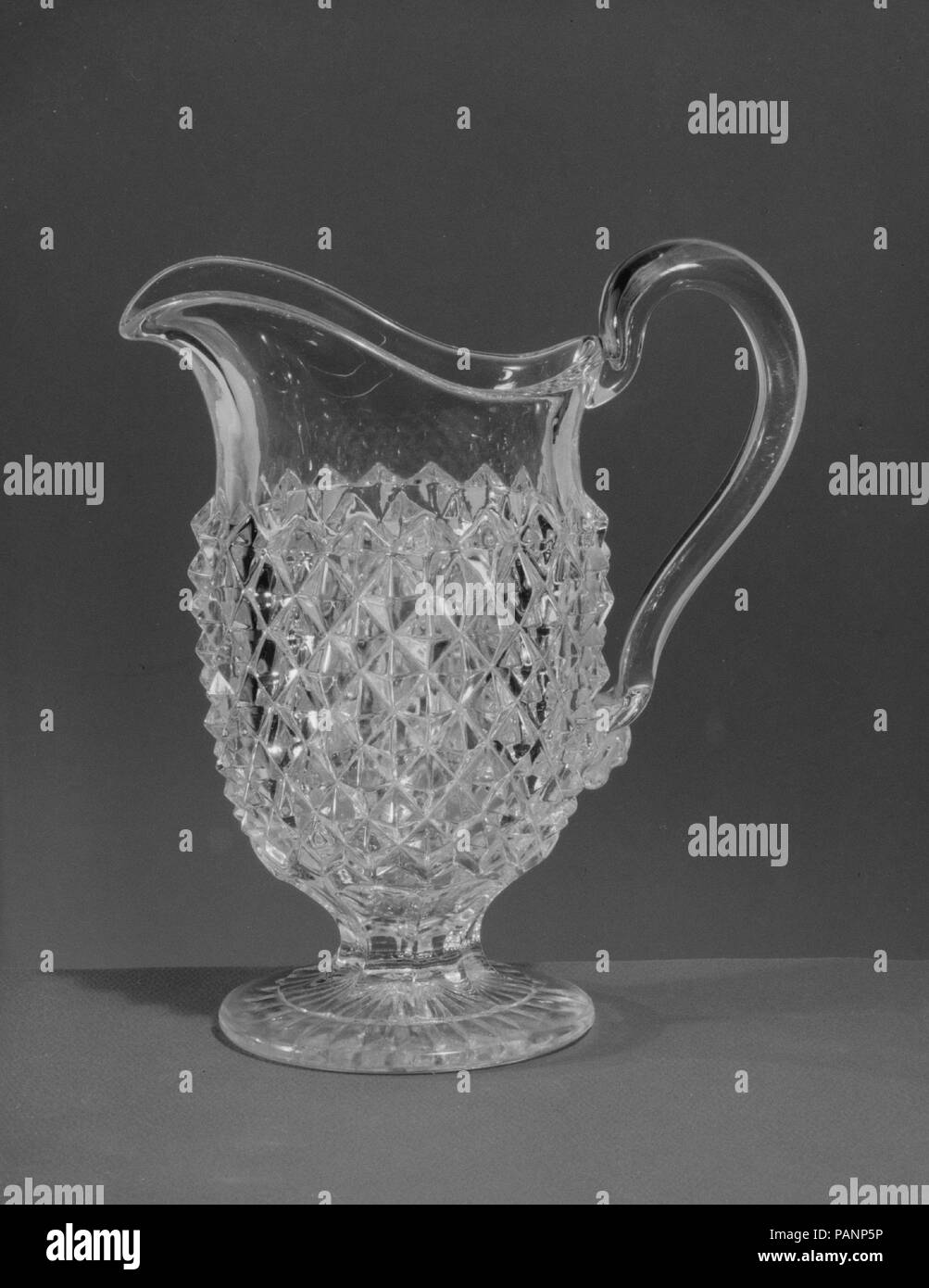 Creamer. Cultura: American. Dimensioni: H. 6 1/2 in. (16,5 cm). Data: 1860-70. Museo: Metropolitan Museum of Art di New York, Stati Uniti d'America. Foto Stock