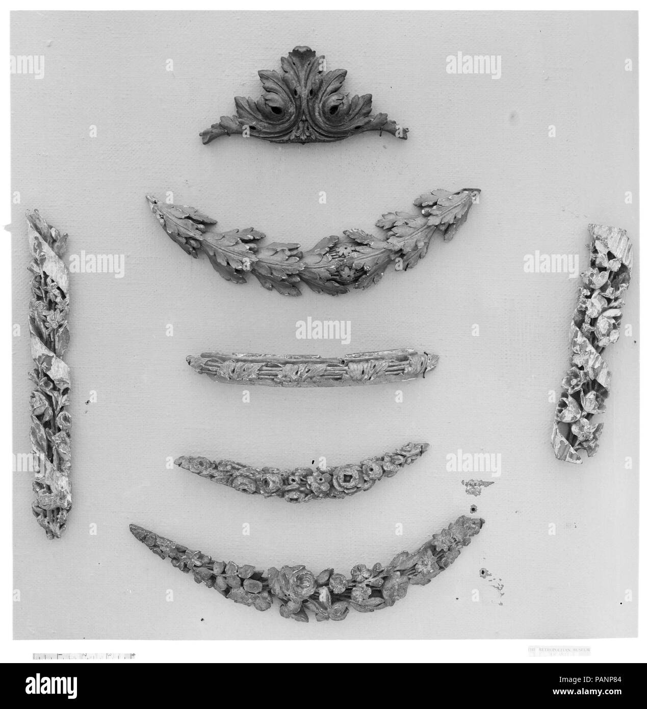 Ghirlanda di frammento. Cultura: francese. Dimensioni: complessivo: 13 1/4 x 2 3/8 in. (33,7 × 6 cm). Data: XVIII secolo. Museo: Metropolitan Museum of Art di New York, Stati Uniti d'America. Foto Stock