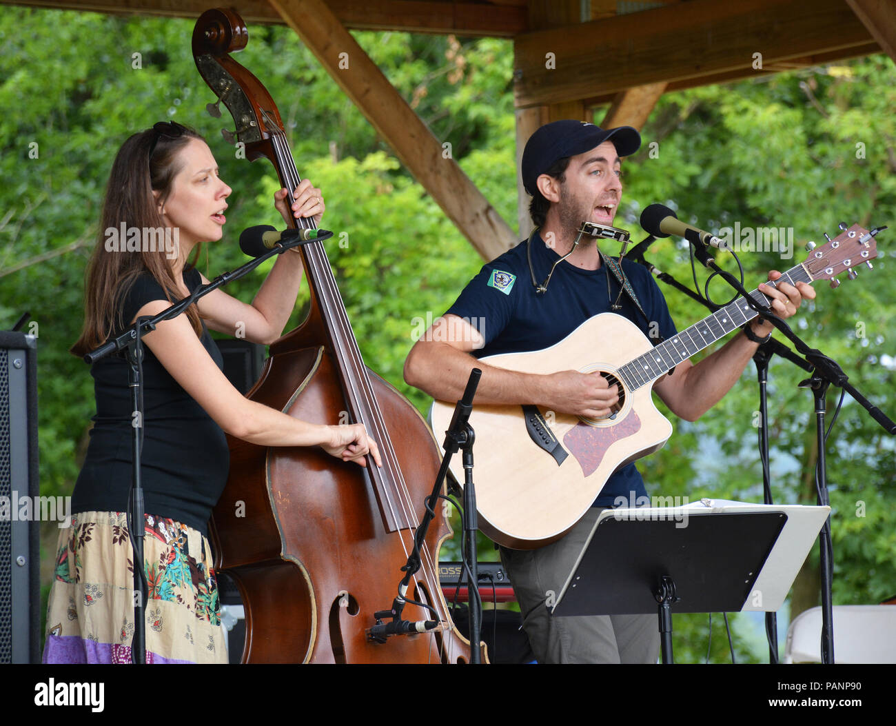 Tim & Abi Zinger i musicisti folk presso le xiv Tunkhannock annuale Giornata del fiume 2018 al Riverside Park Tunkhannock PA. Musica tradizionale,Folk Tunes. Foto Stock