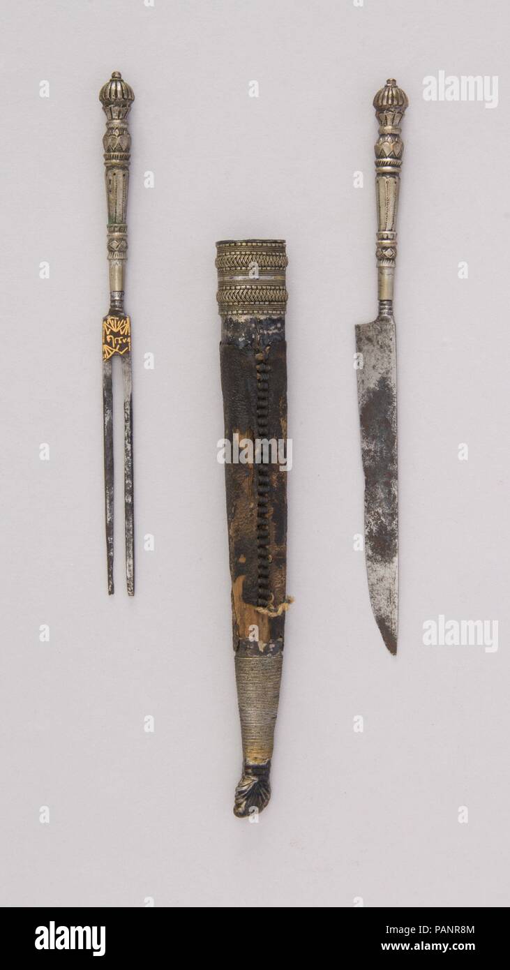 Coltello e forchetta con guaina. Cultura: dello Sri Lanka. Dimensioni: L. con guaina 9 1/2 in. (24,1 cm); L. senza guaina 7 1/16 in. (17,9 cm); L. della lama 4 1/8 in. (10,5 cm); W. 1/2 in. (1.3 cm); D. 7/16 in. (1.1 cm); Wt. 1.2 oz. (34 g); peso di guaina 2.6 oz. (73,7 g); la forcella (B); L. 6 7/16 in. (16,4 cm); L. della lama 3 3/8 in. (8,6 cm); W. 7/16 in. (1.1 cm); D. 7/16 in. (1.1 cm); Wt. 1.2 oz. (34 g). Data: XVIII secolo. Museo: Metropolitan Museum of Art di New York, Stati Uniti d'America. Foto Stock