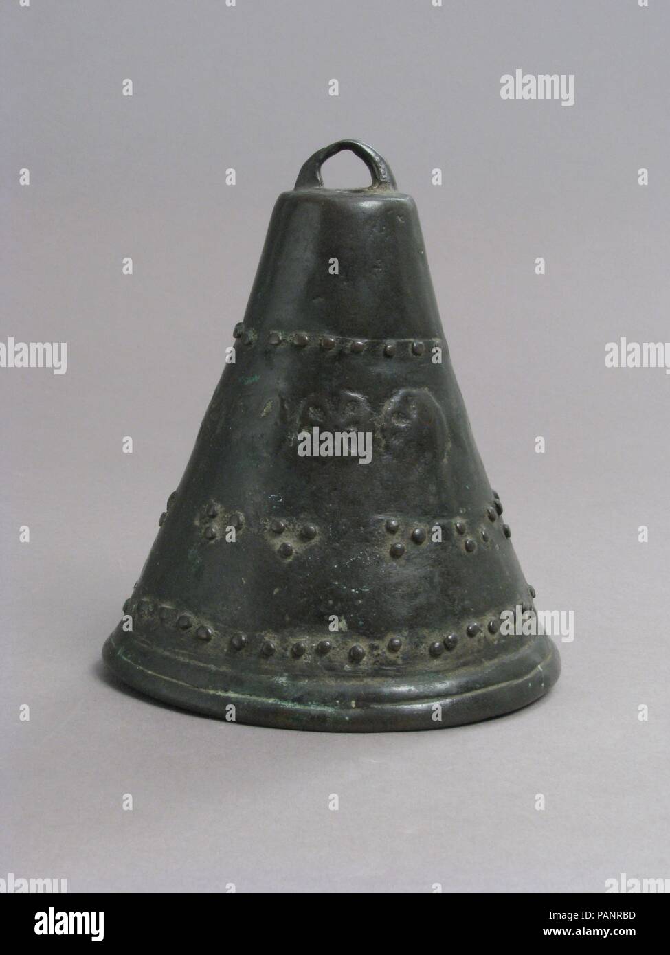 Bell, chiesa. Cultura: bizantina. Dimensioni: complessivo: 4 11/16 x 4 1/16 x 3 3/8 in. (11,9 x 10,3 x 8,5 cm). Data: 10al XII secolo. Museo: Metropolitan Museum of Art di New York, Stati Uniti d'America. Foto Stock