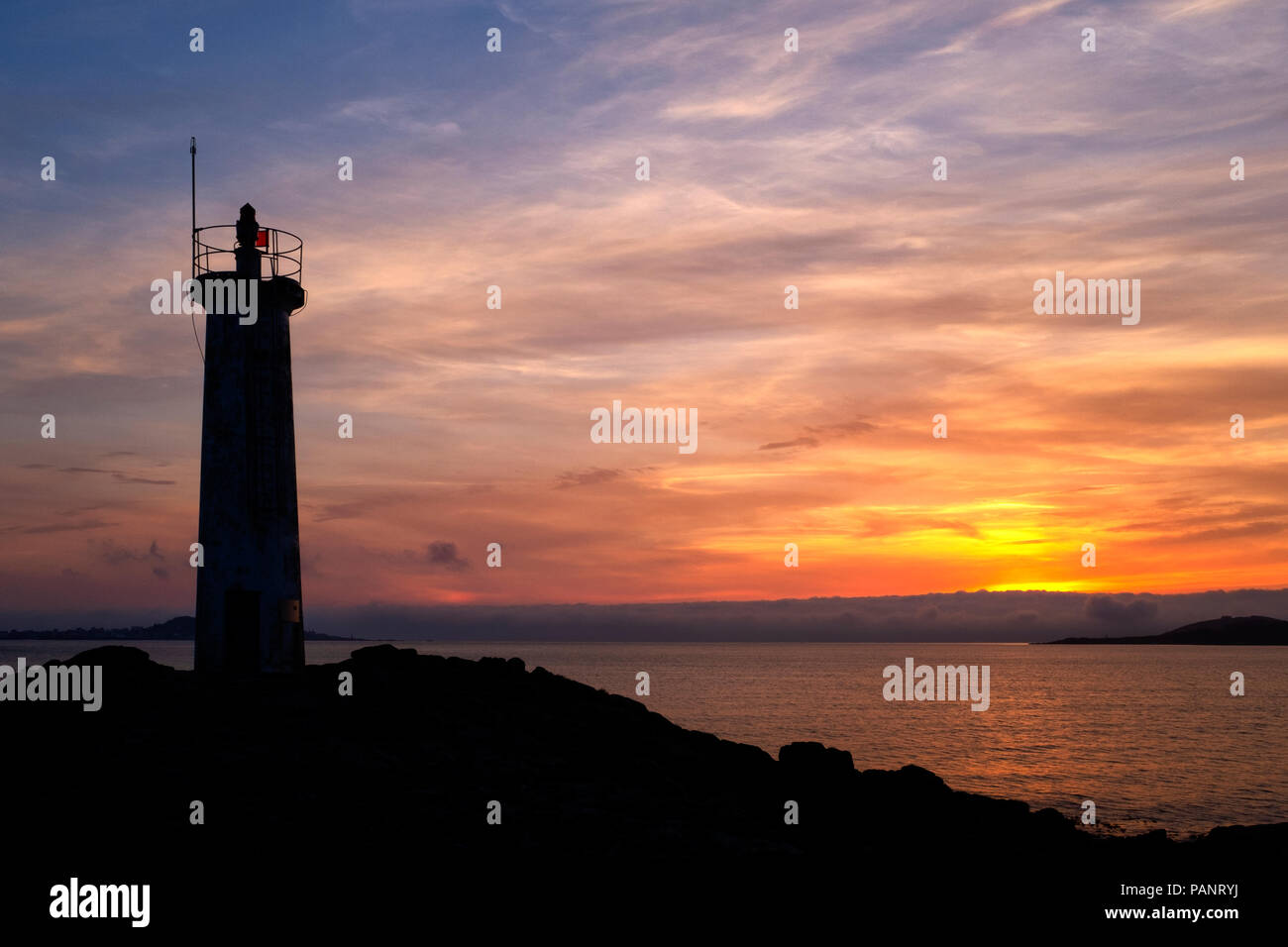Silhouette di faro in Playa do Lago, Muxia, Galizia, Spagna Foto Stock