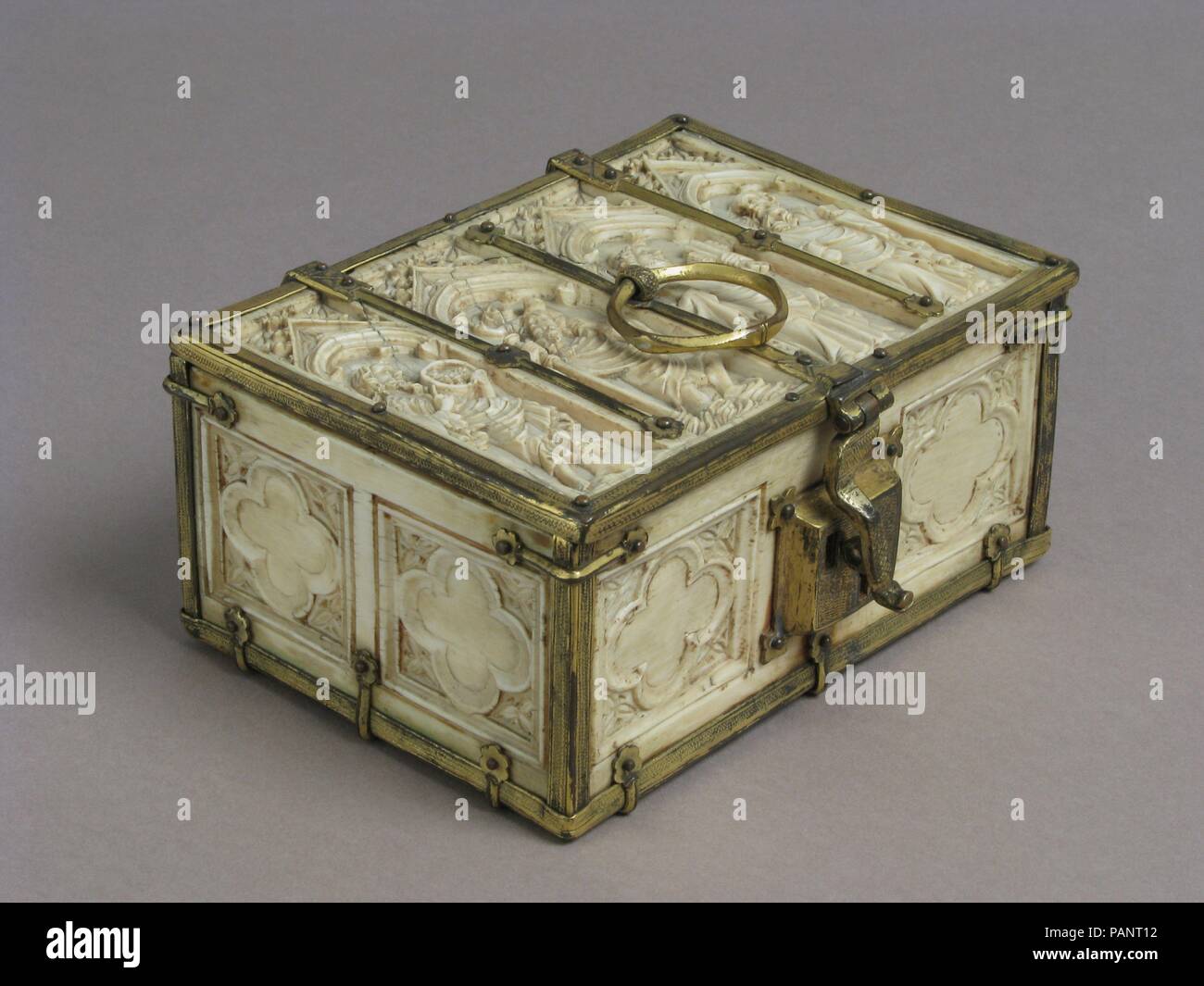Scrigno. Cultura: francese. Dimensioni: complessivo: 2 3/4 x 5 9/16 x 4 5/8 in. (7 x 14,1 x 11,8 cm). Data: XIV secolo. Museo: Metropolitan Museum of Art di New York, Stati Uniti d'America. Foto Stock Scrigno. Cultura: francese. Dimensioni: complessivo: 2 3/4 x 5 9/16 x 4 5/8 in. (7 x 14,1 x 11,8 cm). Data: XIV secolo. Museo: Metropolitan Museum of Art di New York, Stati Uniti d'America. Foto Stock