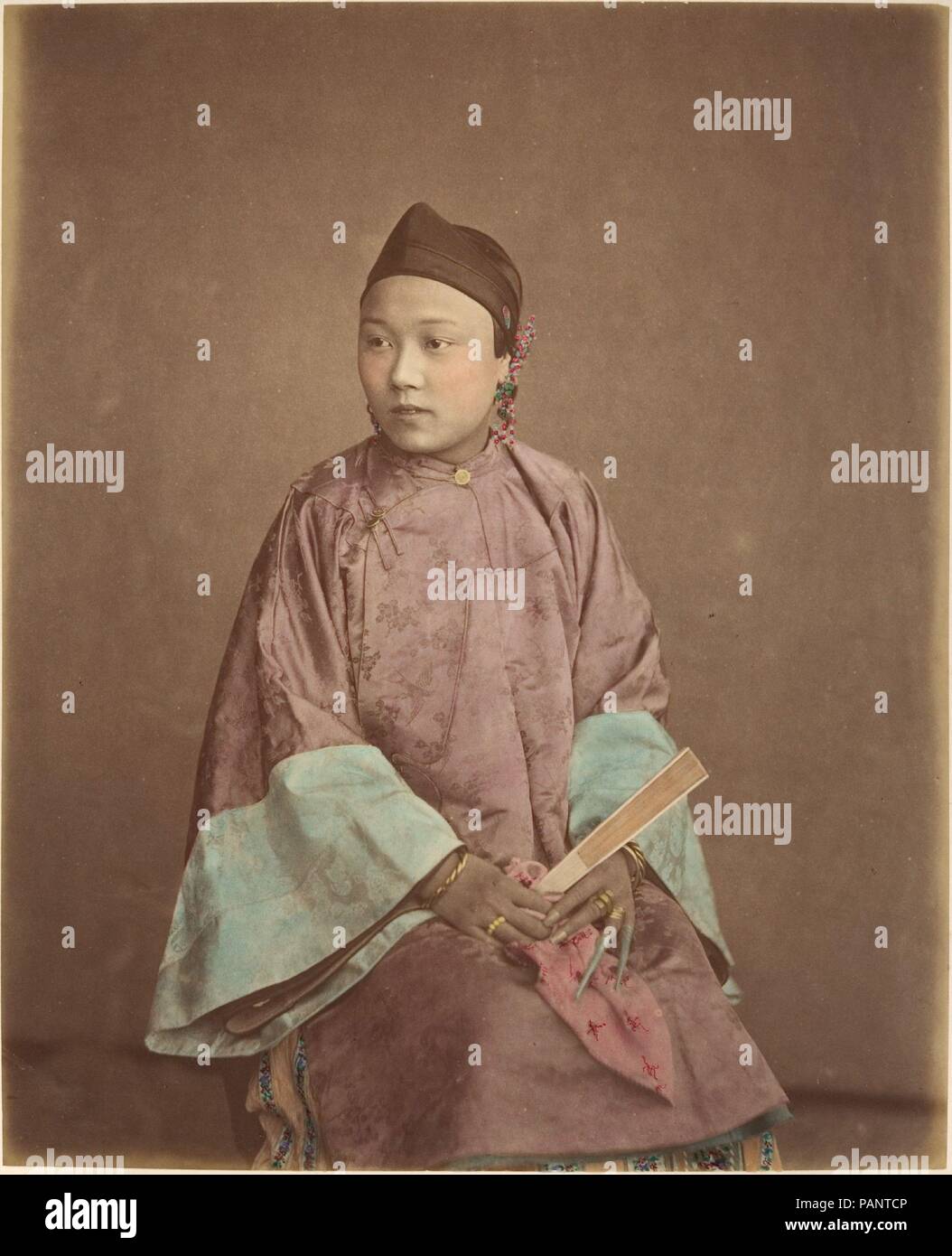 Fille de Shanghai. Artista: Raimund von Stillfried (Austriaco, 1839-1911). Dimensioni: 23,7 x 19,3 cm (9 5/16 x 7 5/8 in.). Data: 1870s. Museo: Metropolitan Museum of Art di New York, Stati Uniti d'America. Foto Stock Fille de Shanghai. Artista: Raimund von Stillfried (Austriaco, 1839-1911). Dimensioni: 23,7 x 19,3 cm (9 5/16 x 7 5/8 in.). Data: 1870s. Museo: Metropolitan Museum of Art di New York, Stati Uniti d'America. Foto Stock