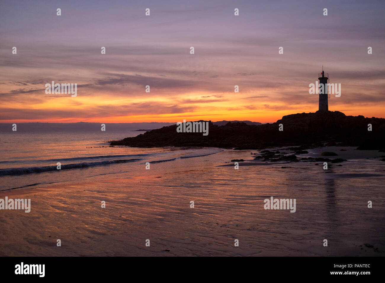 Silhouette di faro in Playa do Lago, Muxia, Galizia, Spagna Foto Stock