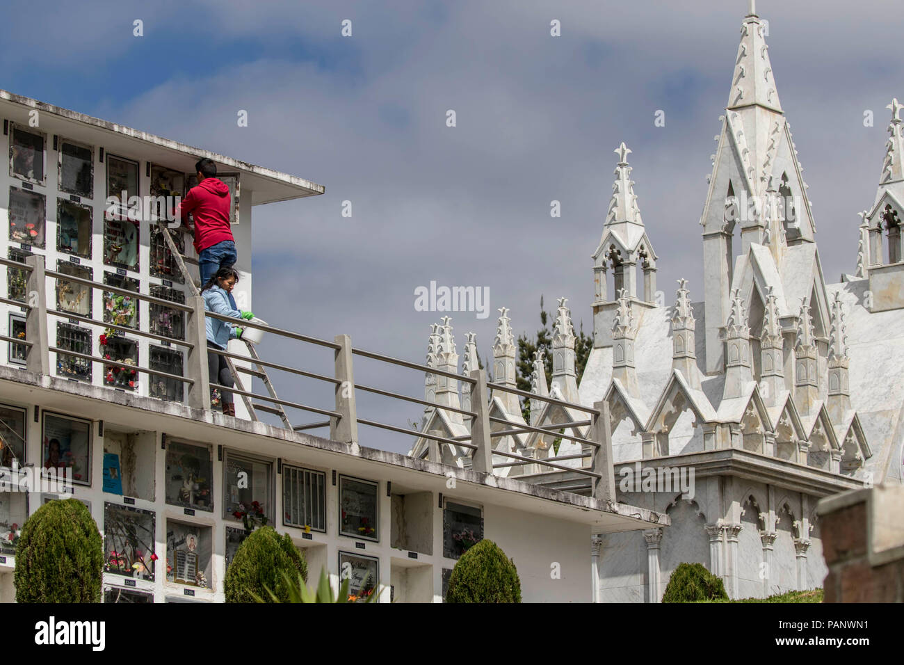 L'uomo con la pulizia di una cripta in Cuenca Ecuador Foto Stock