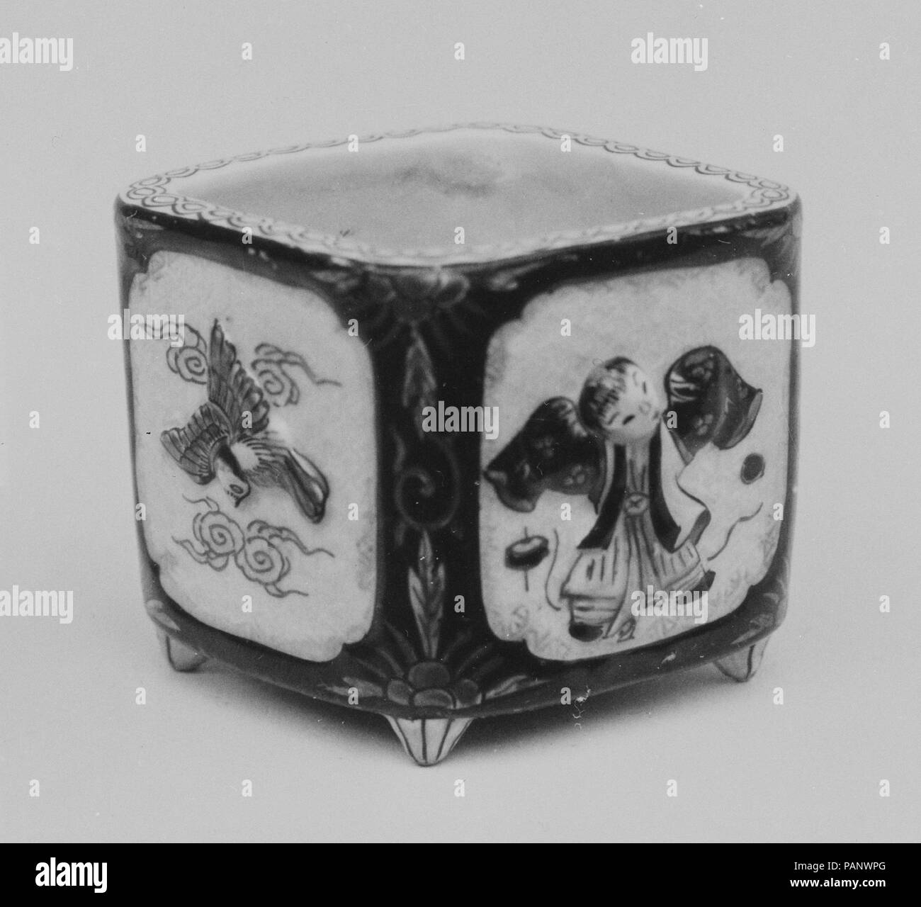 Incensiere decorata con figure all'interno scorre. Cultura: il Giappone. Dimensioni: H. 2 5/8 in. (6.7 cm); W. sq. 3 1/8 in. (7.9 cm). Data: 1830. Museo: Metropolitan Museum of Art di New York, Stati Uniti d'America. Foto Stock