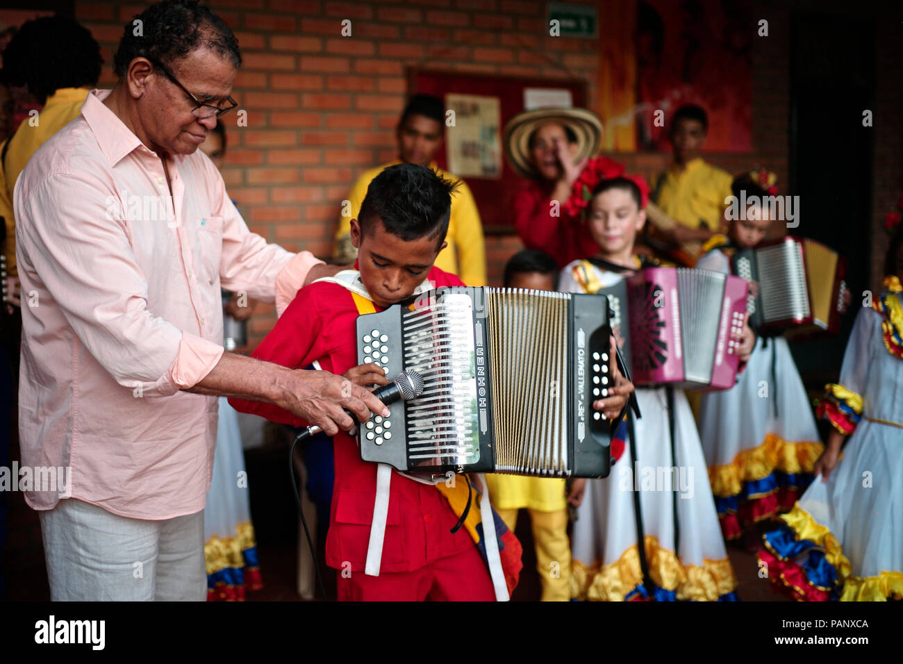 Andres "Turco" Gil fisarmonica Accademia prepara i bambini nella musica di vallenato, molti di loro sono rifugiati dalla violenza o che vivono in condizioni di povertà Foto Stock