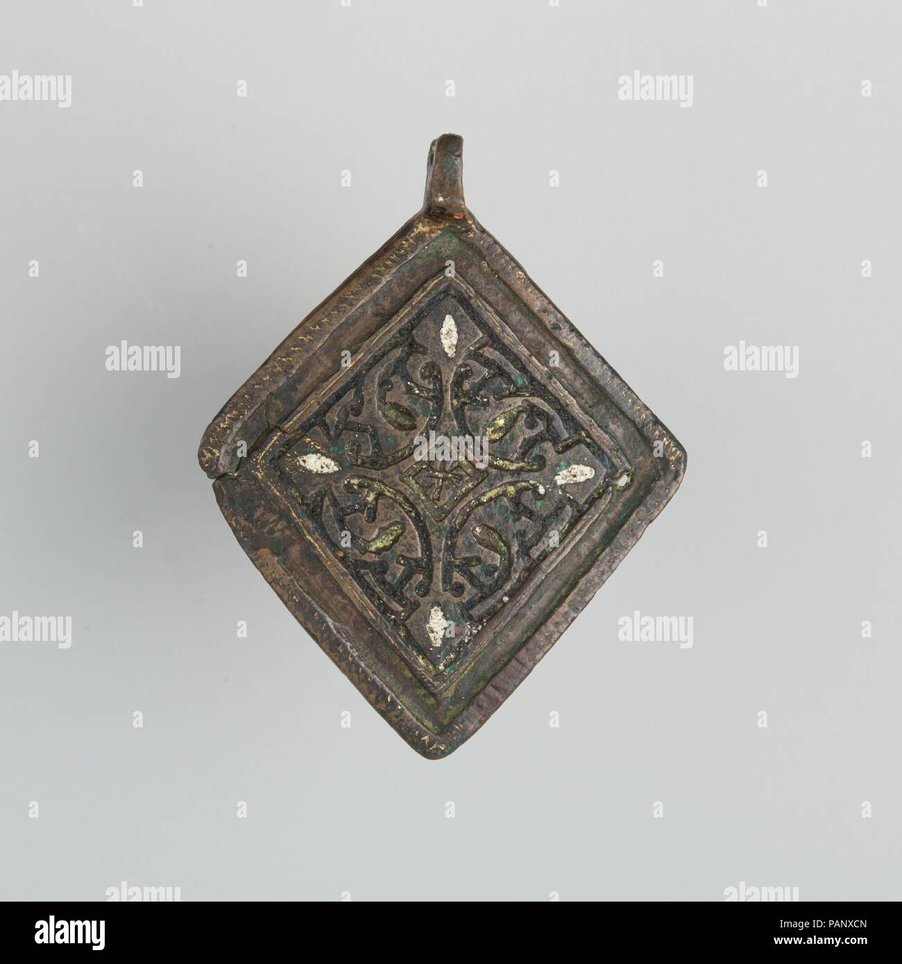 Badge (probabilmente dal cablaggio del cavallo). Cultura: Spagnolo. Dimensioni: H. 2 15/16 in. (7,5 cm); W. 2 3/8 in. (6 cm); Wt. 1.5 oz. (42,5 g). Data: XIV secolo. Museo: Metropolitan Museum of Art di New York, Stati Uniti d'America. Foto Stock