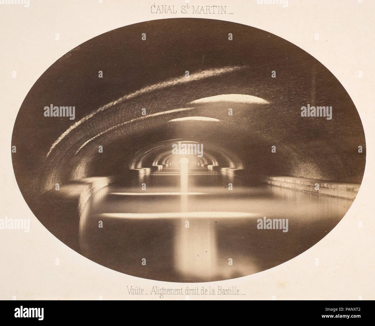 Canal San Martin. Artista: Franck (Francese, 1816-1906). Dimensioni: Immagine: 18,6 x 25,2 cm (7 5/16 x 9 15/16 in.). Data: 1860. Alcuni del Barone Haussmann alterazioni alla città sono appena visibili per la moderna zona pedonale di passeggiare per le strade di Parigi. Le fogne, le catacombe e la copertura del fiume Bièvre tutti cambiato il look and feel (e odore) di Parigi, anche se essi sono in gran parte nascosto dalla vista. Solo recentemente, come barconi turistici hanno cominciato a solcare la 2,8-mile Canal Saint-Martin dal Bassin de la Villette al Porto de l' Arsenal, persone hanno ancora potuto vedere il engineering Foto Stock