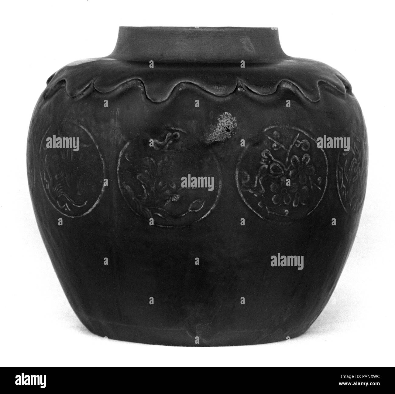 Vaso. Cultura: la Cina. Dimensioni: H. 6 3/4 in. (17,1 cm). Data: del XIX secolo. Museo: Metropolitan Museum of Art di New York, Stati Uniti d'America. Foto Stock