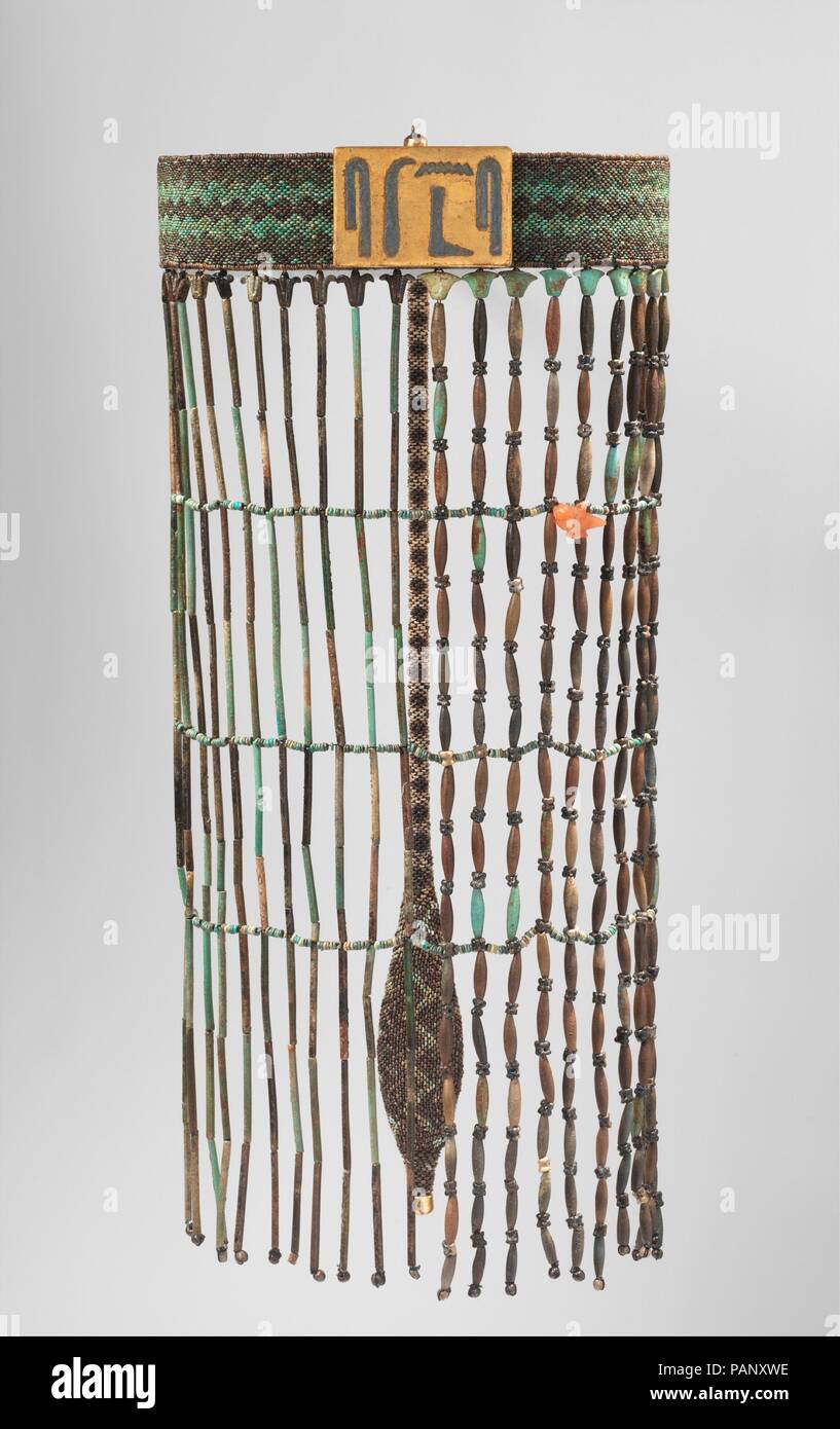 Beadwork grembiule di Senebtisi. Dimensioni: Grembiule: L. senza fibbia: 51,9 cm (20 7/16 in.), L. al centro della schiena con la coda 47 cm (18 1/2 in.). Dynasty: Dynasty 12, fine-inizio 13. Data: ca. 1850-1775 A.C. Museo: Metropolitan Museum of Art di New York, Stati Uniti d'America. Foto Stock